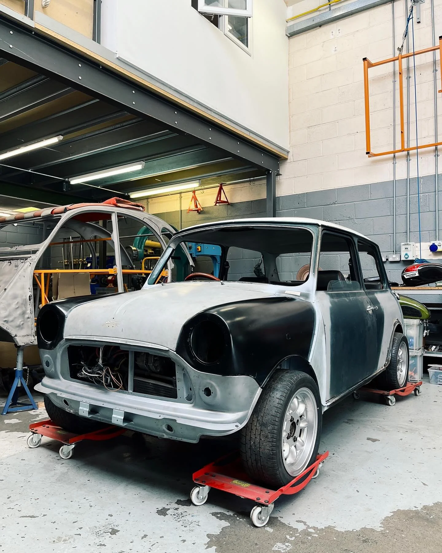 We handed back this Mini last week to its owner after replacing the whole front end with new panels. Always a satisfying feeling knowing it is back to its former condition.
#austinmini #classicmini #britishleyland #classiccar #classiccarrestoration