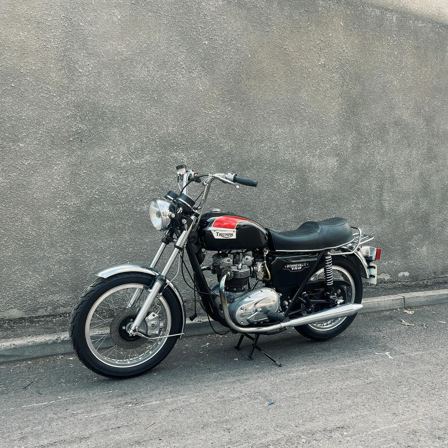 We have had the pleasure of getting this beautiful condition Triumph T140E back on the road for its owner. It needed very little, apart from one or two running issues with the MK2 Amal carburettors. We are looking forward to seeing @thebritbike final