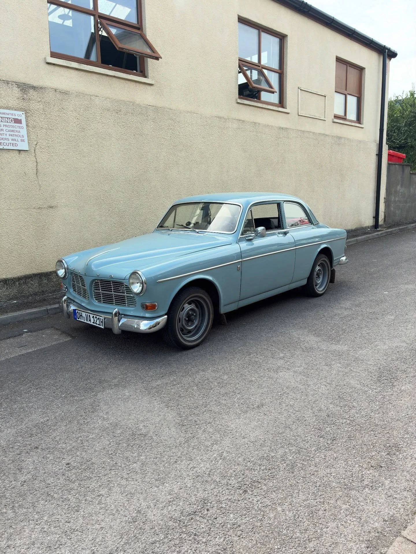 Not long after we handed back the keys of the white Volvo Amazon, we got contact from the owner of this sporty 2-door version. This car was suffering from a damaged transmission, most likely the 3rd gear teeth. The owner had a deadline as he needed t