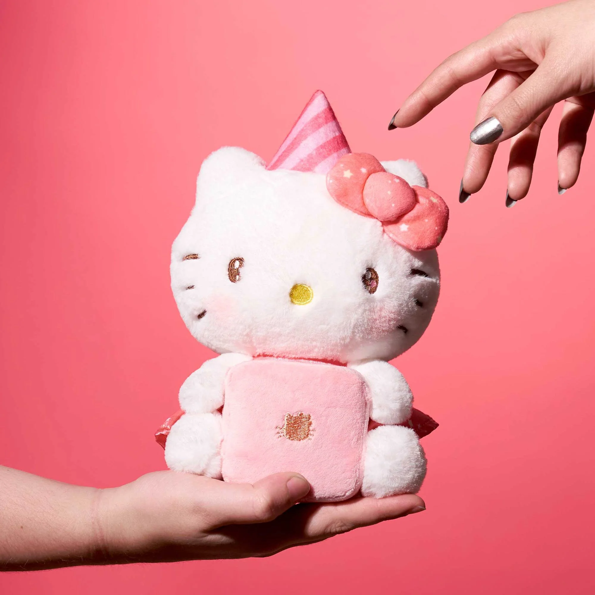 SMH100034P-01_HelloKittyPlushholdingaBokksuBox_Product_Square_01.jpg