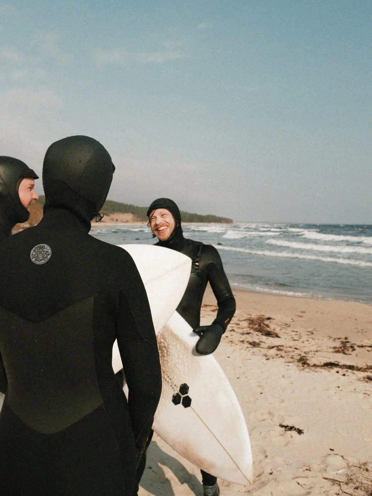 Some of my favorite photos and moments of 2025 🎥

1. Friends. And surf. And friends <3
2. These very special first days together that I will never ever in my life forget - when we became a unit of three <3
3-5. Waves at our beautiful home.
6. 