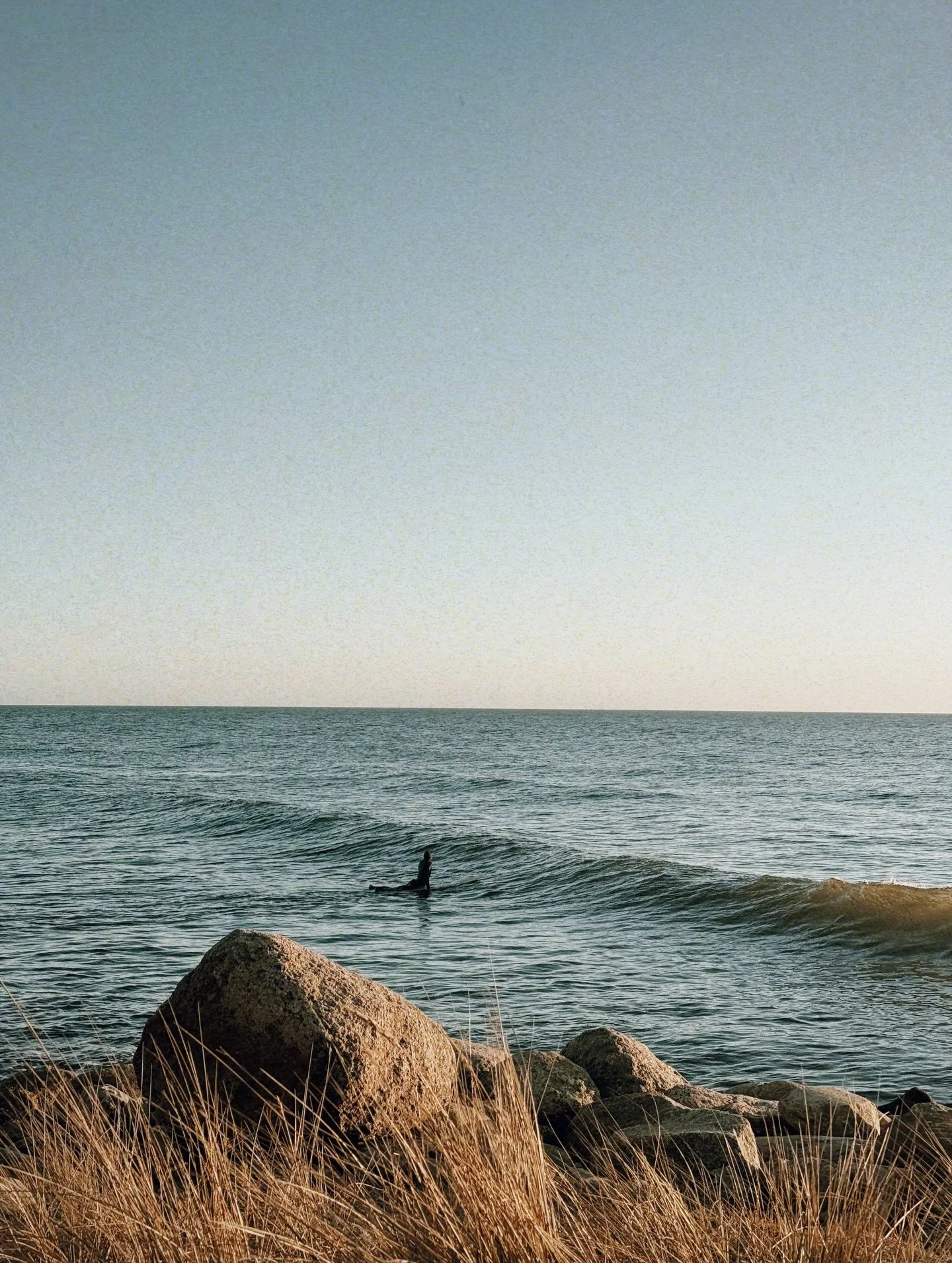 Mihiiiiiiii 💌 a little memory to keep close to heart. Just us, taking turns watching the other surf tiny winter waves in the sunset with Loa. ❤️