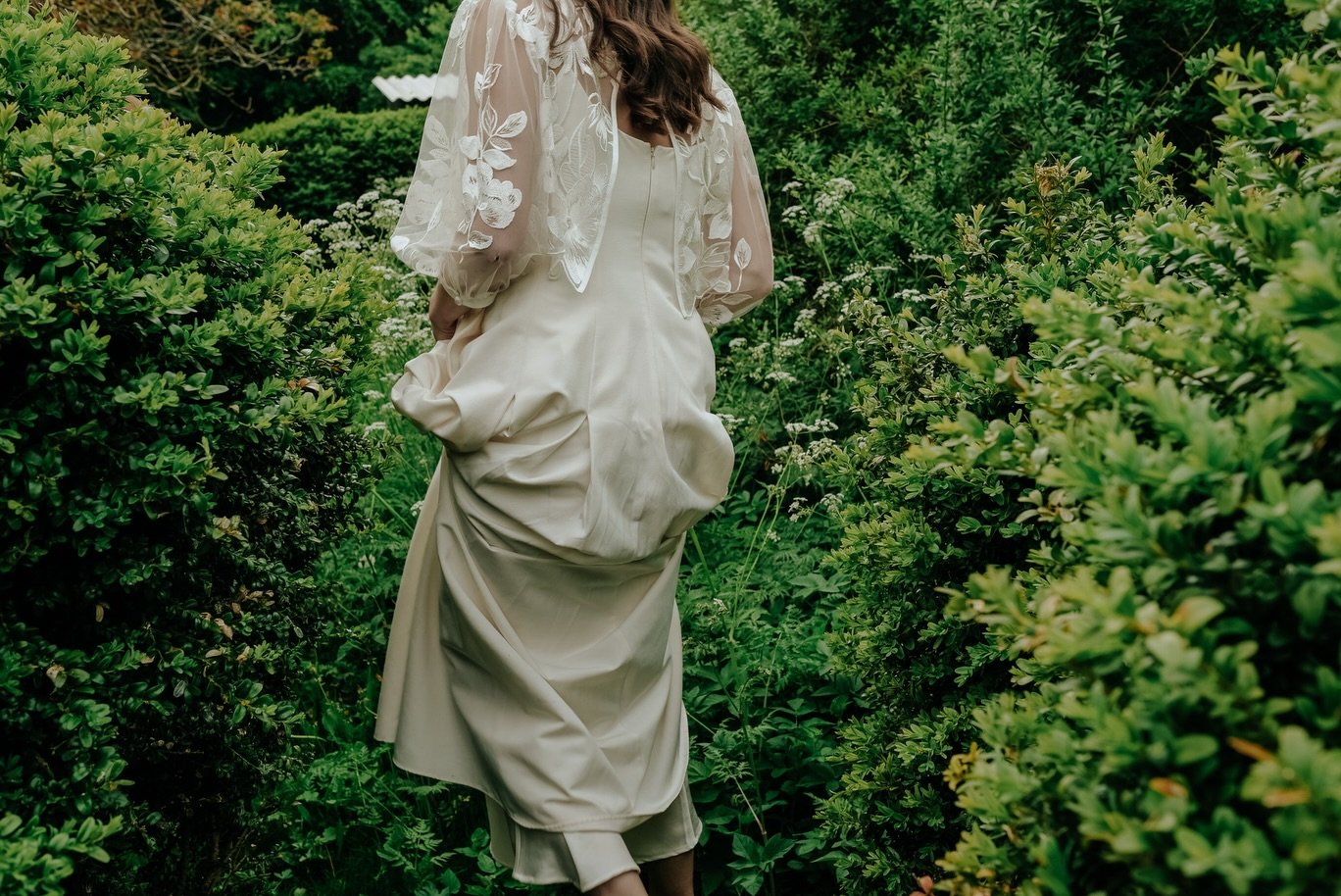 Lovisa &amp; Jonas 🌞 May weddings are always special, as they come sprinkled with the first taste of summer 🫶