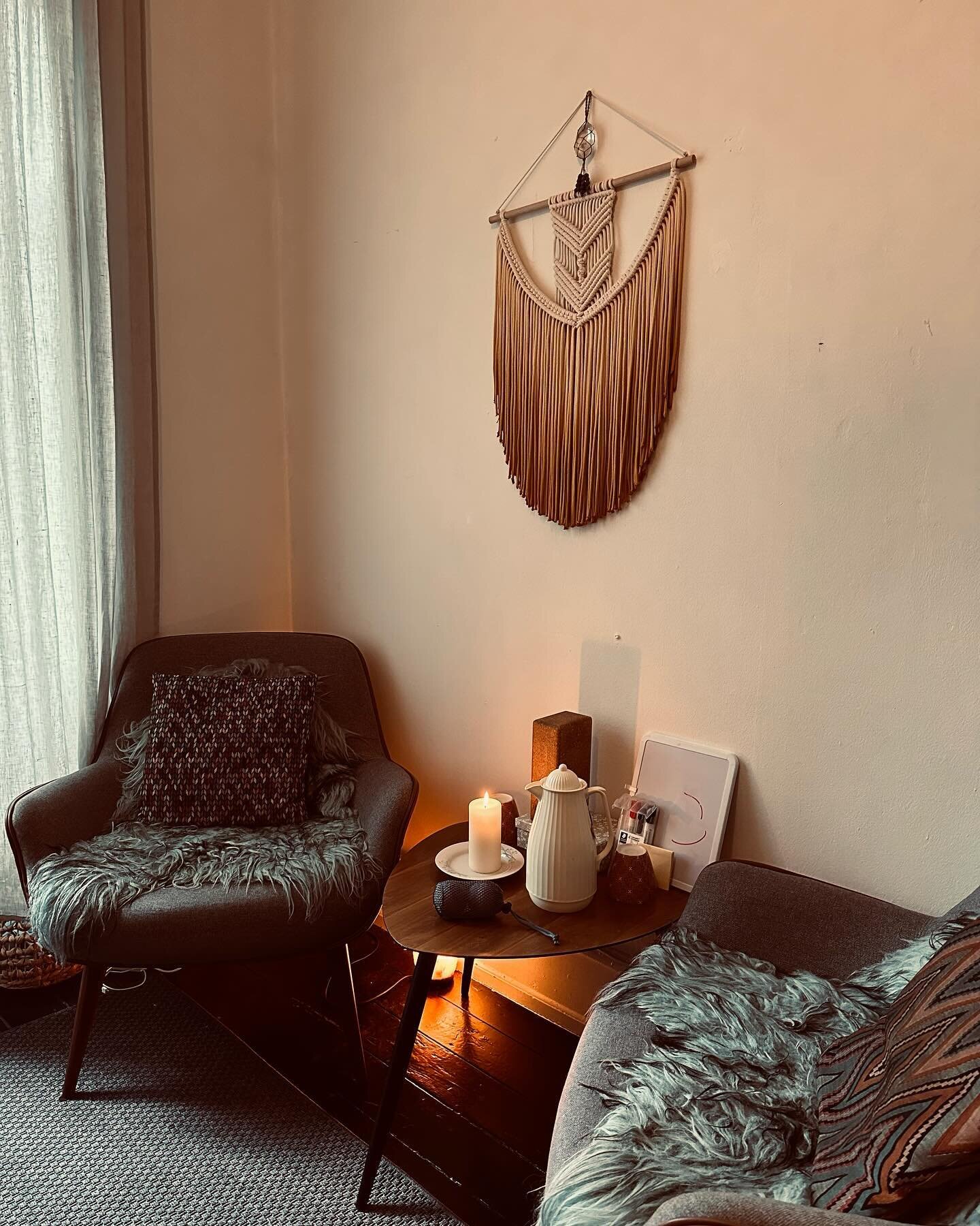 Traumer og ubevidste kulturelle normer rejser gennem generationer og kulturer, indtil de forst&aring;s og h&aring;ndteres bevidst p&aring; s&aring;vel et sanseligt som kognitivt plan. Vi lever og fungerer i en meget polariserende og dysregulerende ve