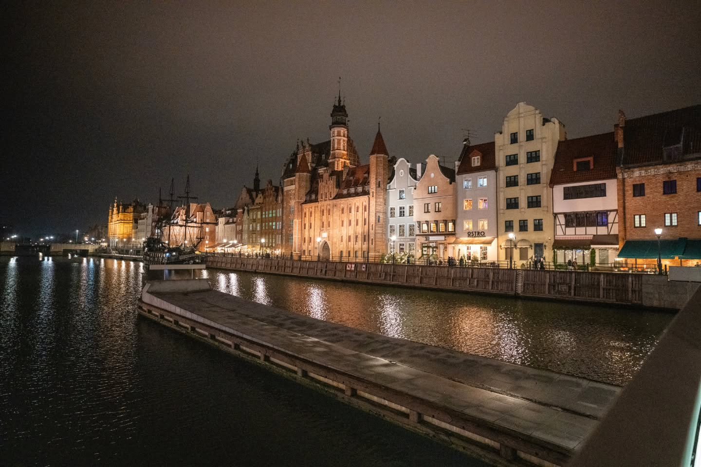Some cities demand to be filmed.
Others whisper&hellip; photograph me 📸

📍Gdańsk at night did exactly that. Shot on my Sony A7RV, I couldn&rsquo;t help but lead as a photographer first and videographer second.

 The architecture glows, the lights d