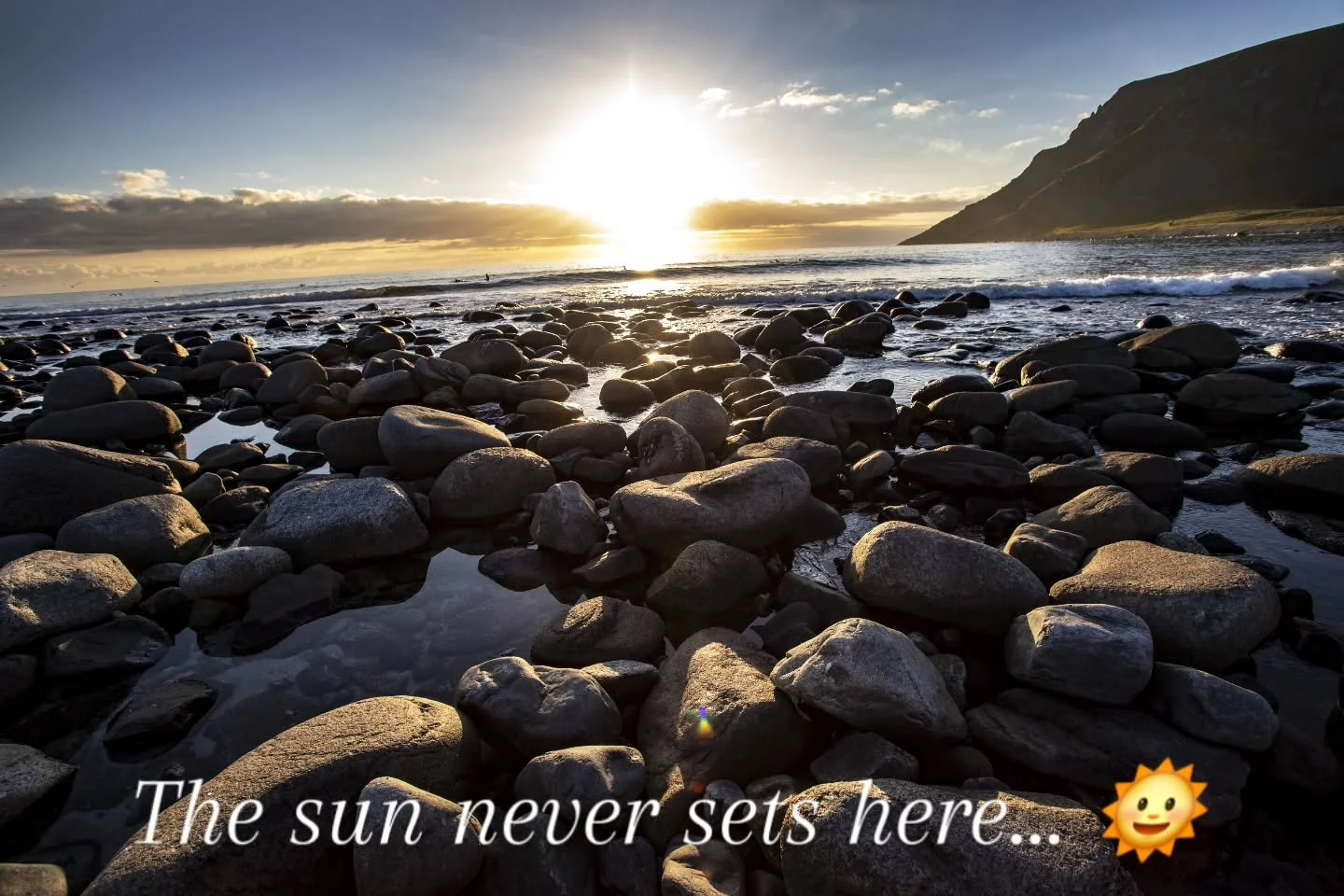 🌞Golden hour that never ends&hellip; imagine surfing under the midnight sun 🌞✨

👉These moments were captured in the breathtaking Lofoten Islands during the magic of 24-hour daylight&mdash;where time feels like it stands still and nature completely