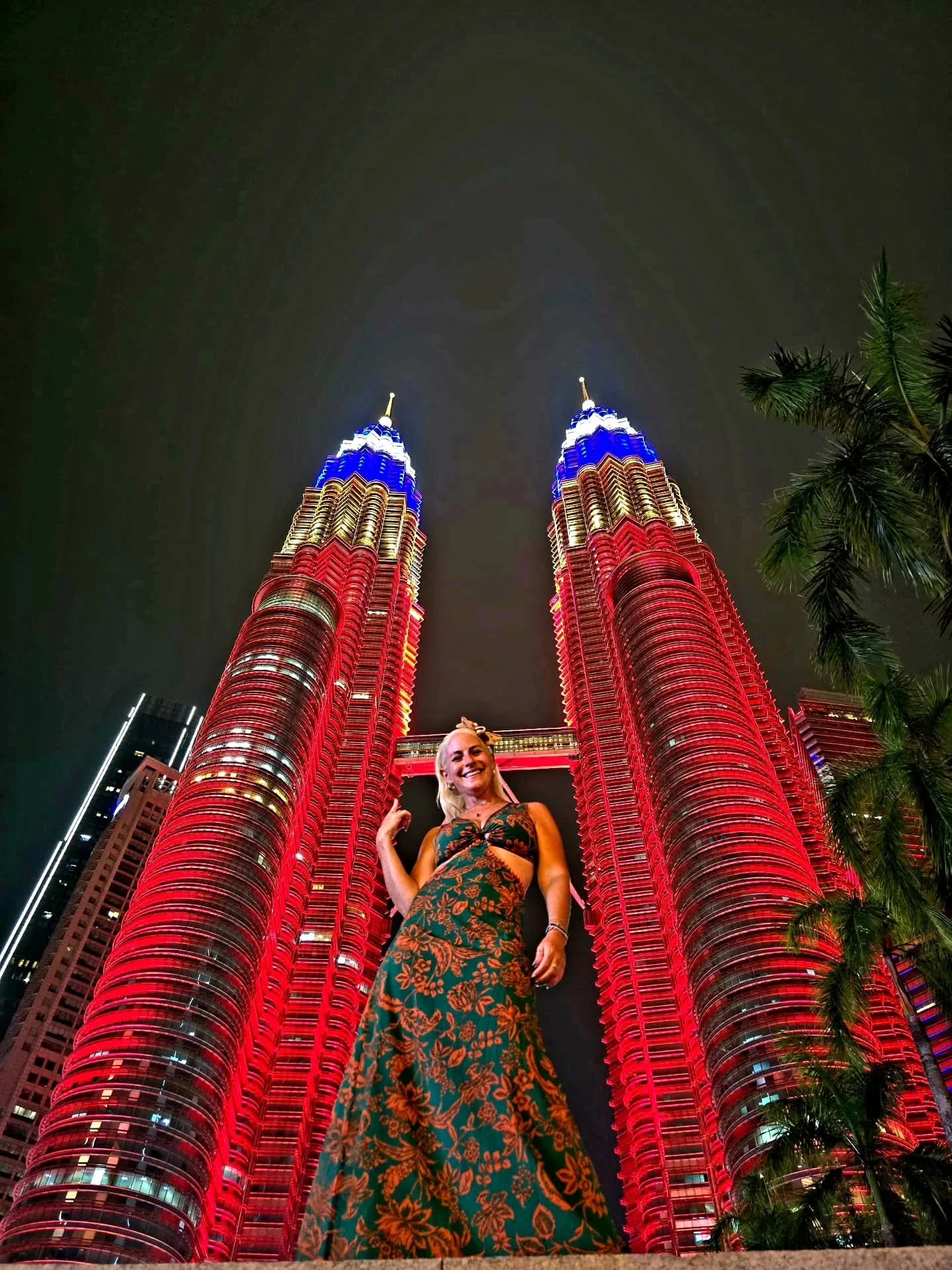📍Kuala Lumpur completely surprised me&hellip; and I fell in love.

With the skyline, the people&hellip; and omg, the food.
There&rsquo;s something about this city that just stays with you.

👉Some places you visit&hellip; and some places you feel. T