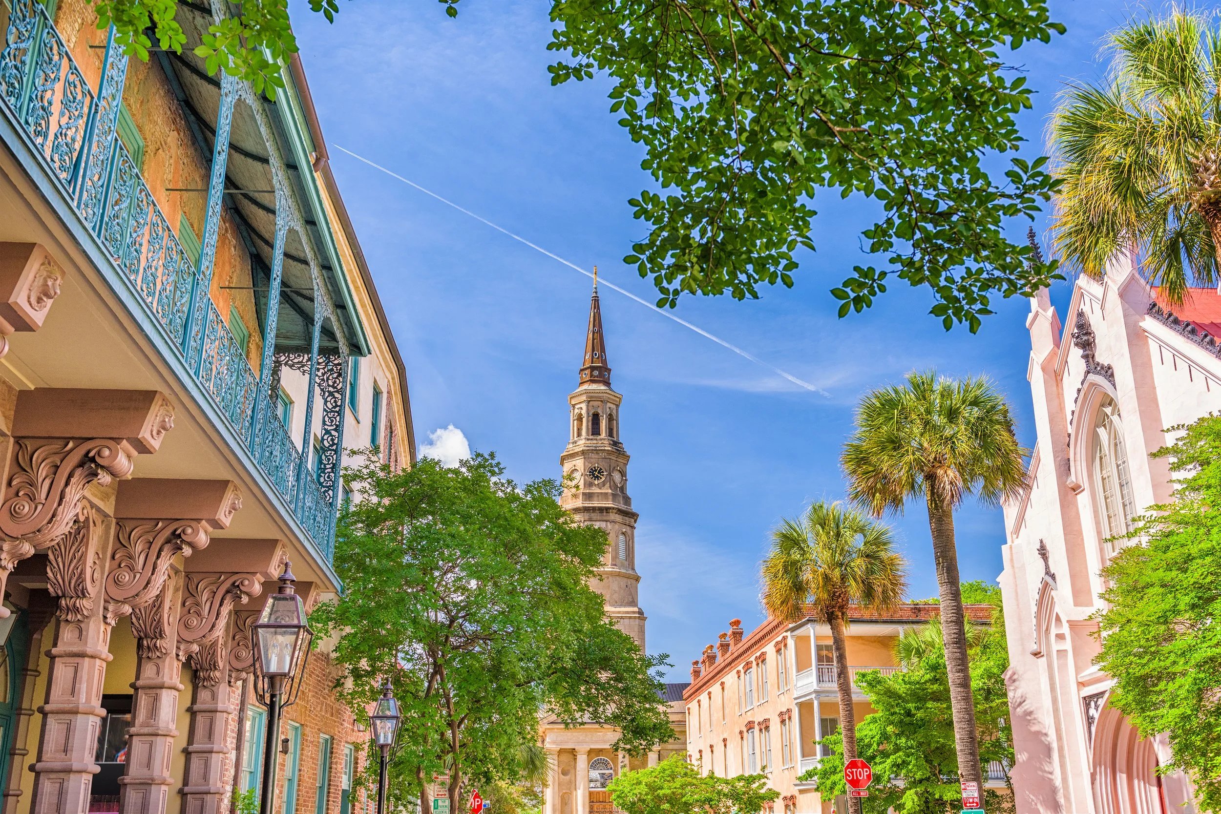 Travel overview showcasing South Carolina’s beaches, historic towns, and coastal culture.