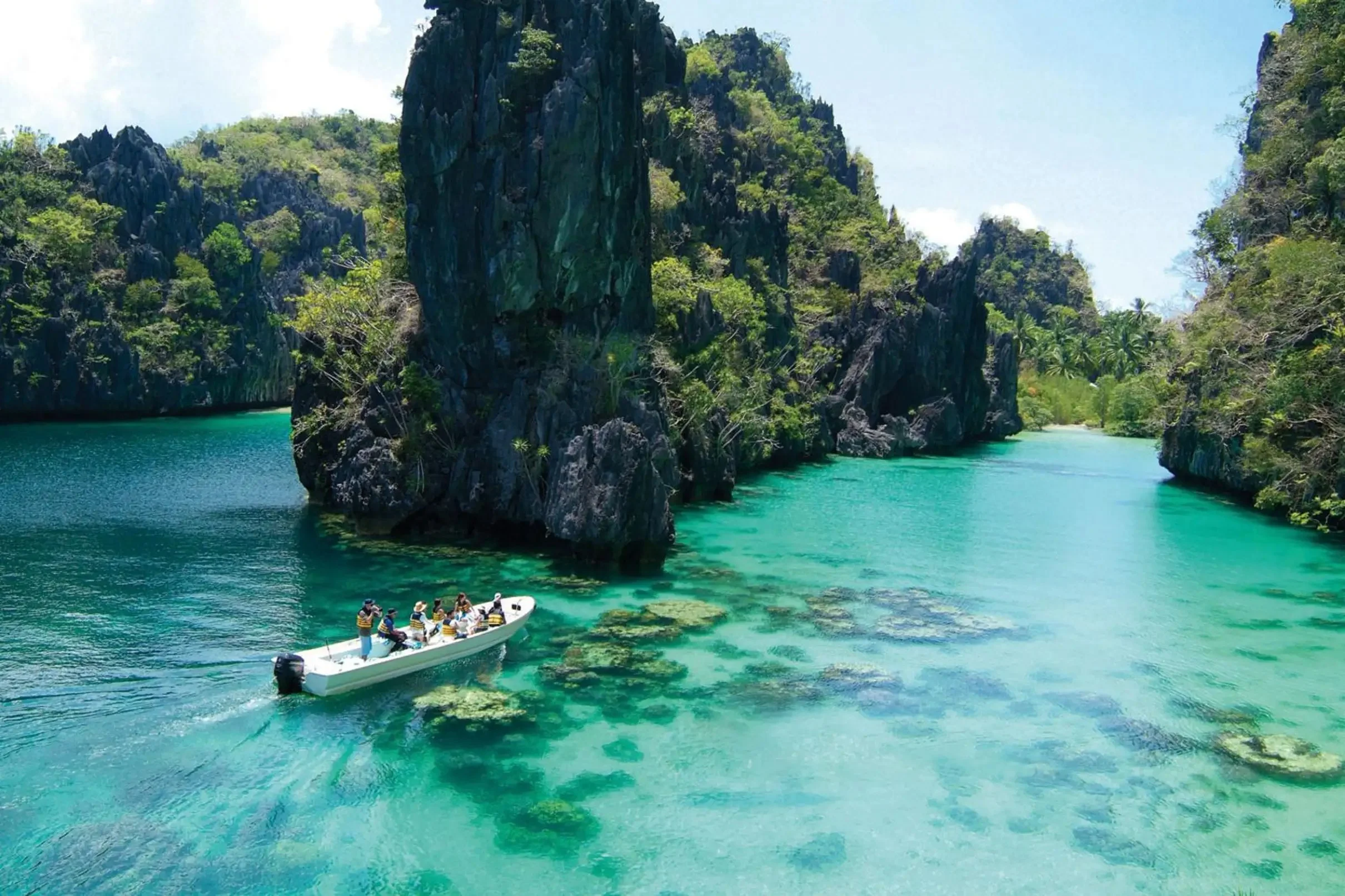 El Nido Palawan Philippines island hopping travel guide lagoons, snorkeling, and adventures