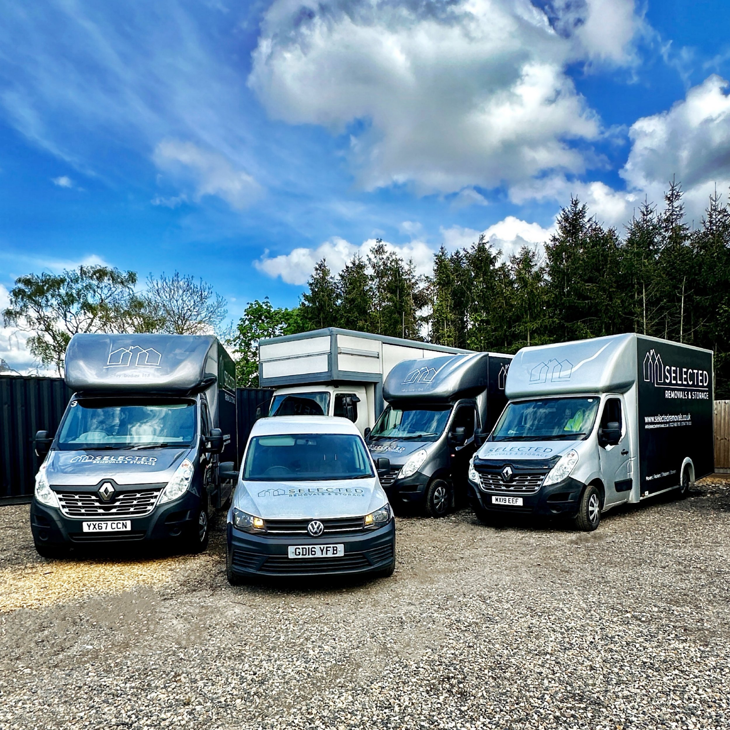 Introducing our fleet for the summer of 2024! 🚙🚚🚚🚚🚛

We look forward to being of service 🏠📦☀️

#moving #localbusiness #independentcambridge #cambridge #removals #housemove #growth #wecontinue #lorry #vans