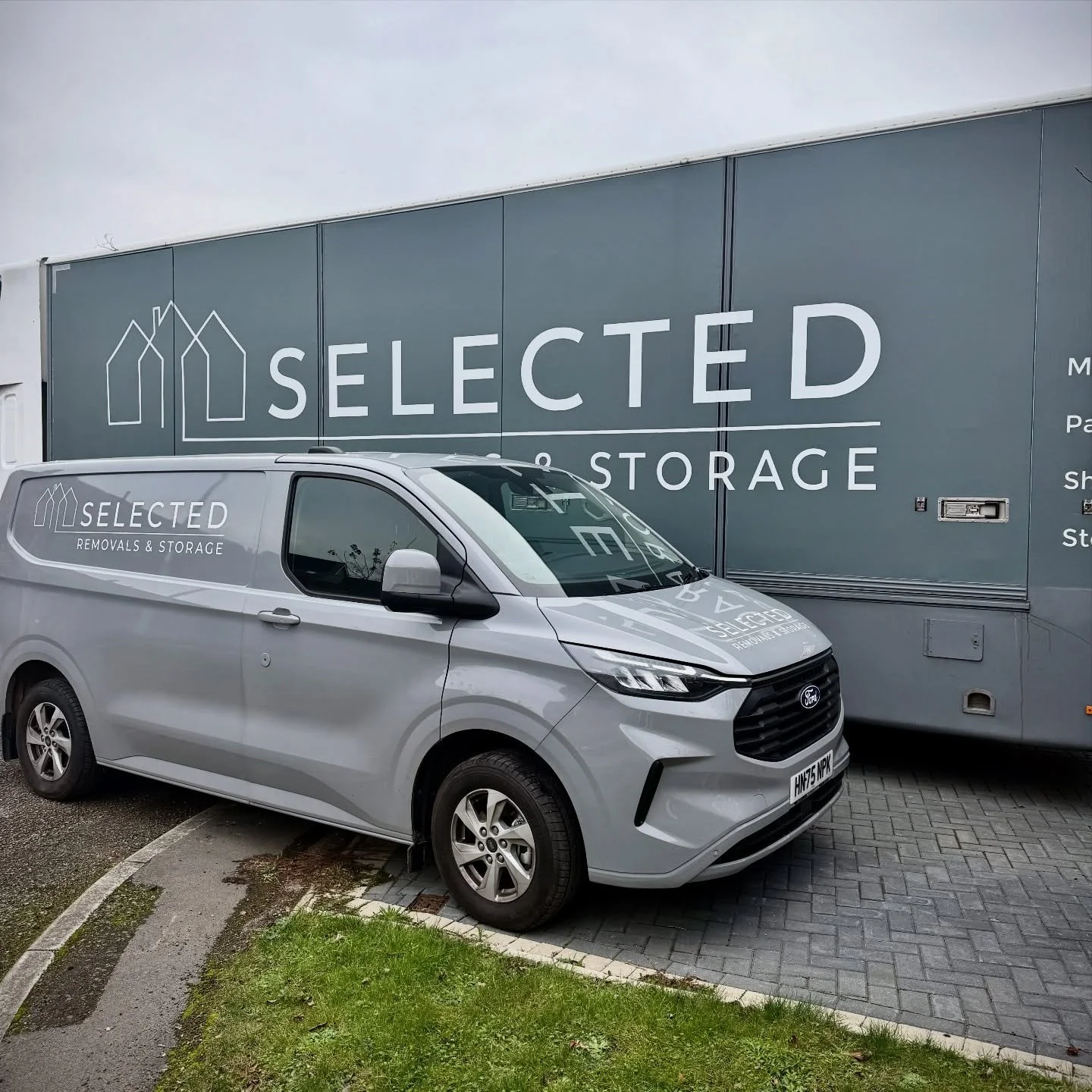 The latest addition to the team&hellip; our new Ford Custom looking mighty fresh indeed 😍😍

Bringing our fleet of vehicles to 9 and offering us even more options for those smaller, but just as important moves. 

We just need a name for her now - an