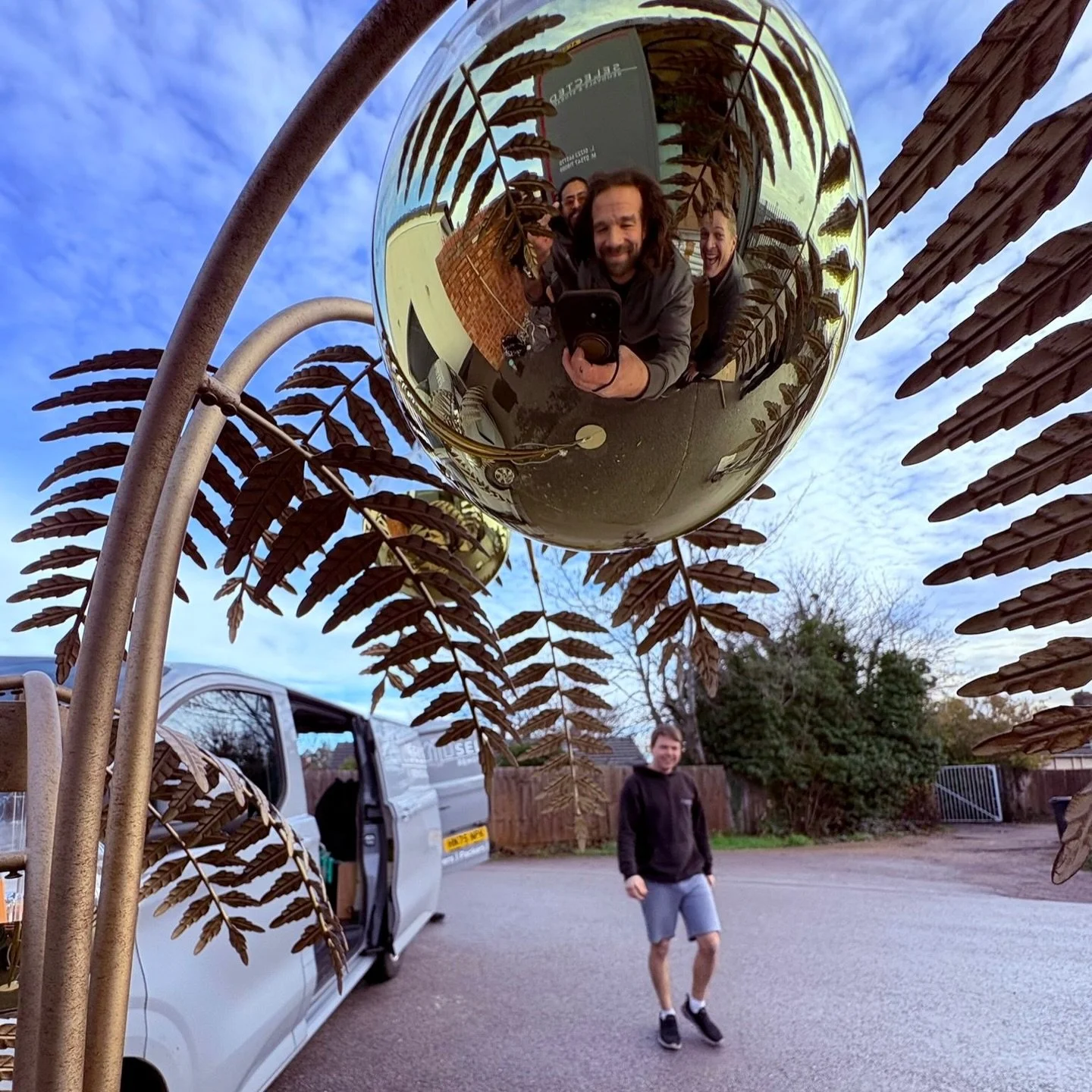 Currently in the midst of a 33 day streak of moves and yet the team still find time to embrace the camera 😂

Testament to just how good they all are 👏👏👏

#selectedremovals #moving #removals