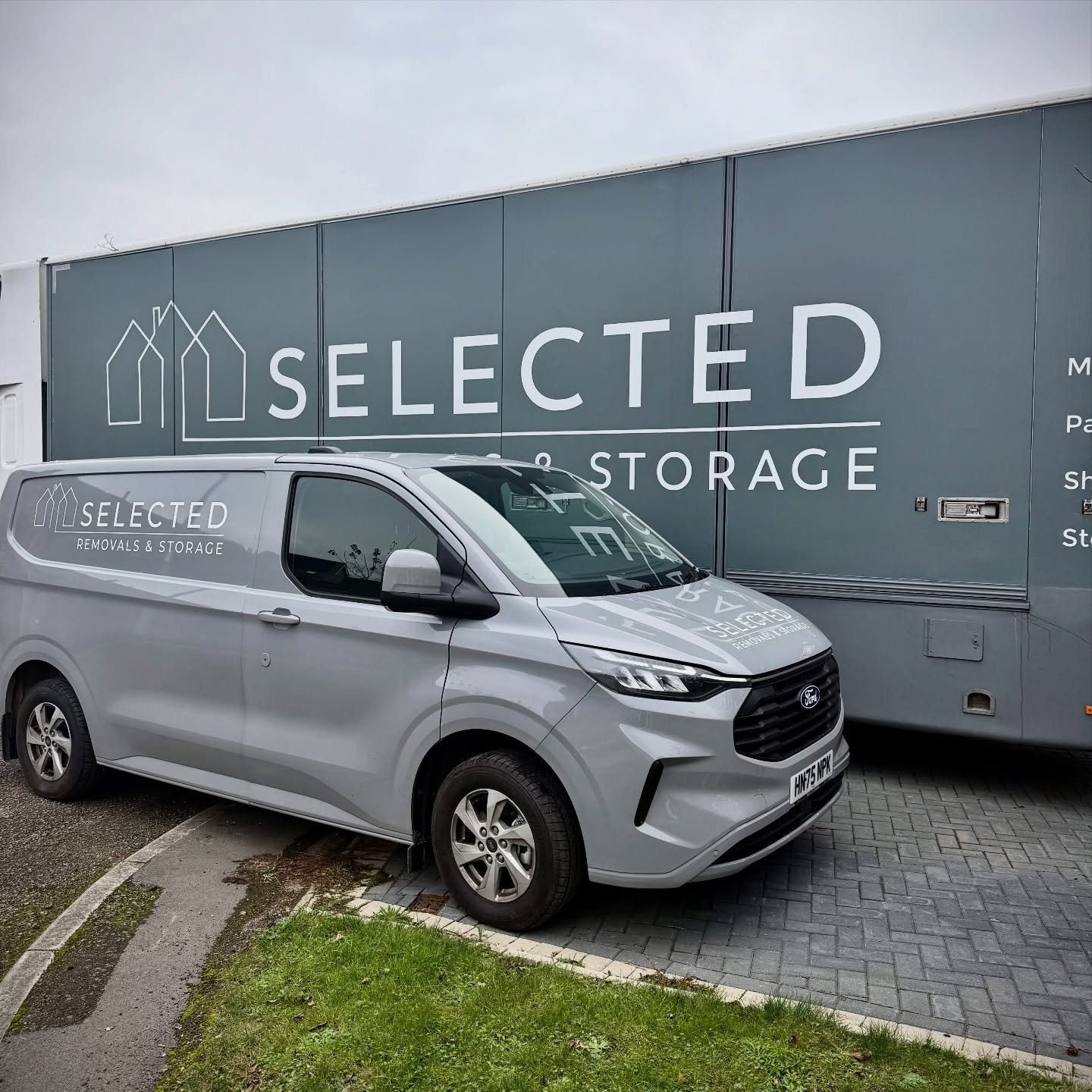 The latest addition to the team&hellip; our new Ford Custom looking mighty fresh indeed 😍😍

Bringing our fleet of vehicles to 9 and offering us even more options for those smaller, but just as important moves. 

We just need a name for her now - an
