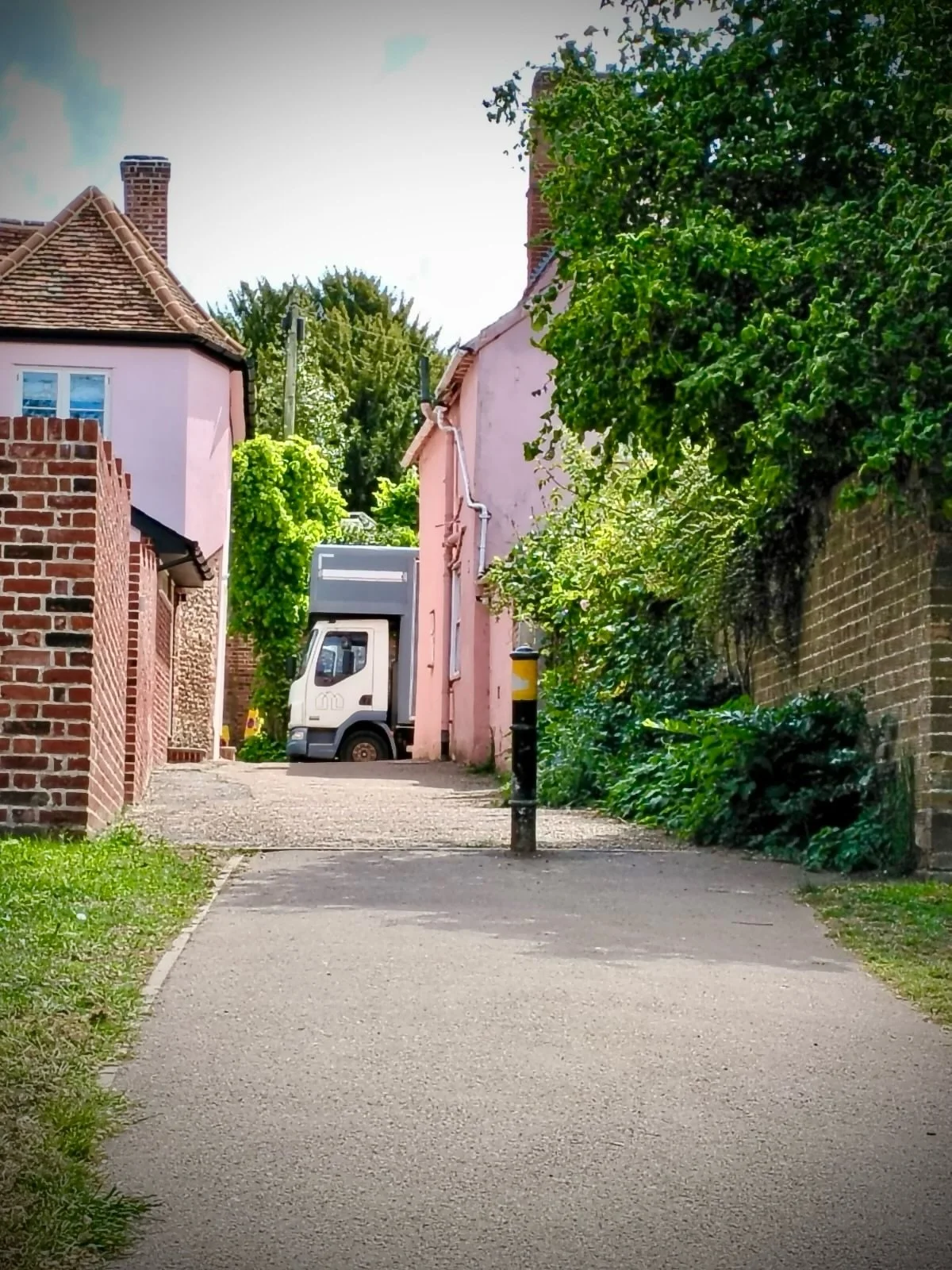 The joys of the key wait 🔑

However a key wait in beautiful Saffron Walden gave our team the chance to take in the sights of the town 😂👏

Access granted from 3 p.m. and the team had a lorry and van safely and efficiently unloaded by 5:30 p.m. 😎

