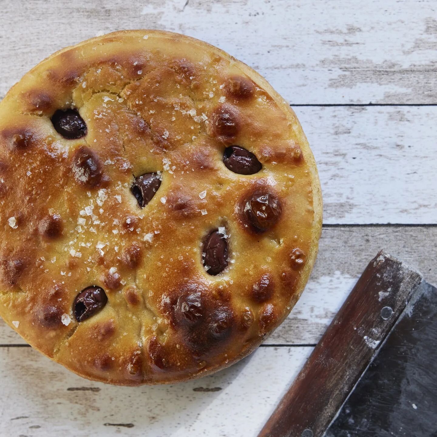 {le cousin d'une fougasse 😉}

Have you tried our Focaccia? Baked fresh daily, it is a marvel of thickness, fluffiness, olive oil, and sea salt!

Get yours early at the bakery counter before we run out.🫓
.
.
#leperchehudson #hudsonvalley #hudsonny #