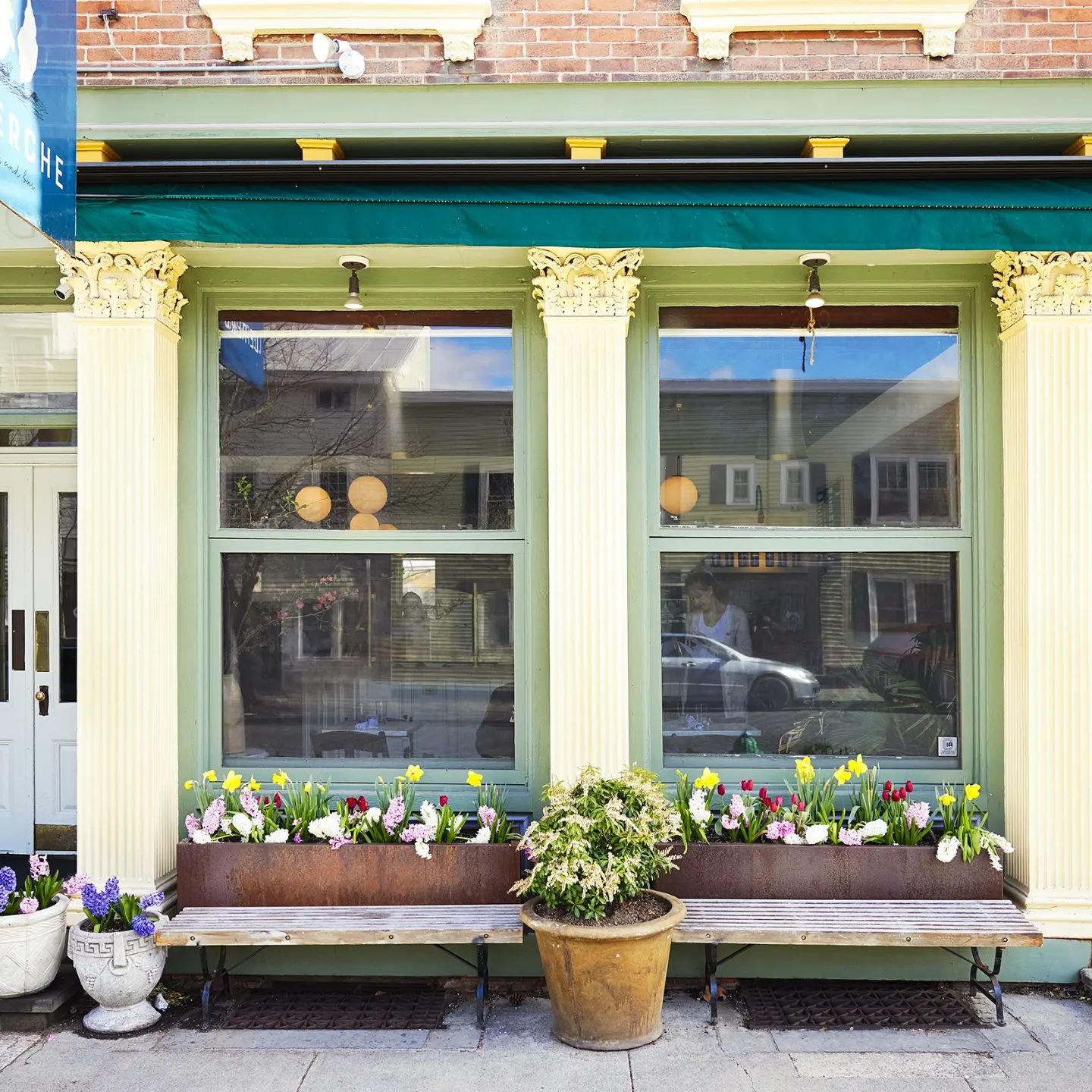 {fleurs de printemps}

Spring has sprung at Le Perche! Grab a bite indoors, or in our charming covered garden (with heat lamps when needed!).

Book your table on #Resy.
.
.
#leperchehudson #hudsonvalleyny #hudsonny #warrenstreet
#daytimeeatery#breakf