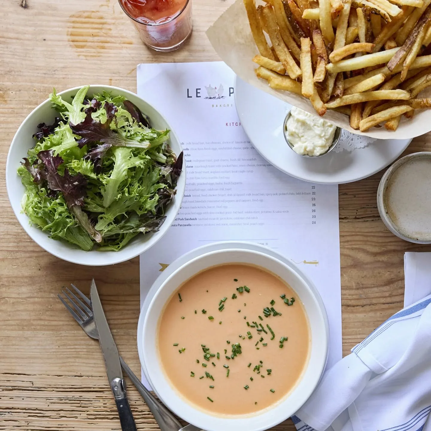 {soupe &amp; salade, et frites, bien s&ucirc;r!}

Late summer lunch: soup &amp; salad, and a side of fries! 👌

We are open Wednesday thru Sunday. Indoors, or outside in our covered garden.

#Resy!
.
.
#LePercheHudson  #hudsonvalley #hudsoneats #huds
