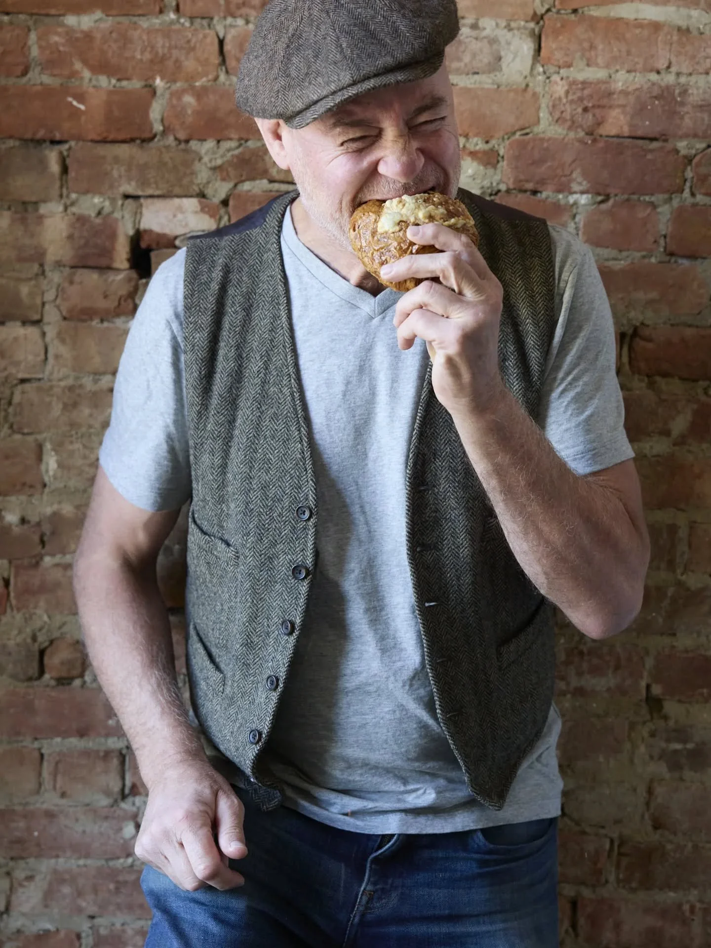 Shannon* & Almond Croissant 
* (Even our über-talented photographer is family!)
.
.
#LaFamilleLePerche #familyportraits
