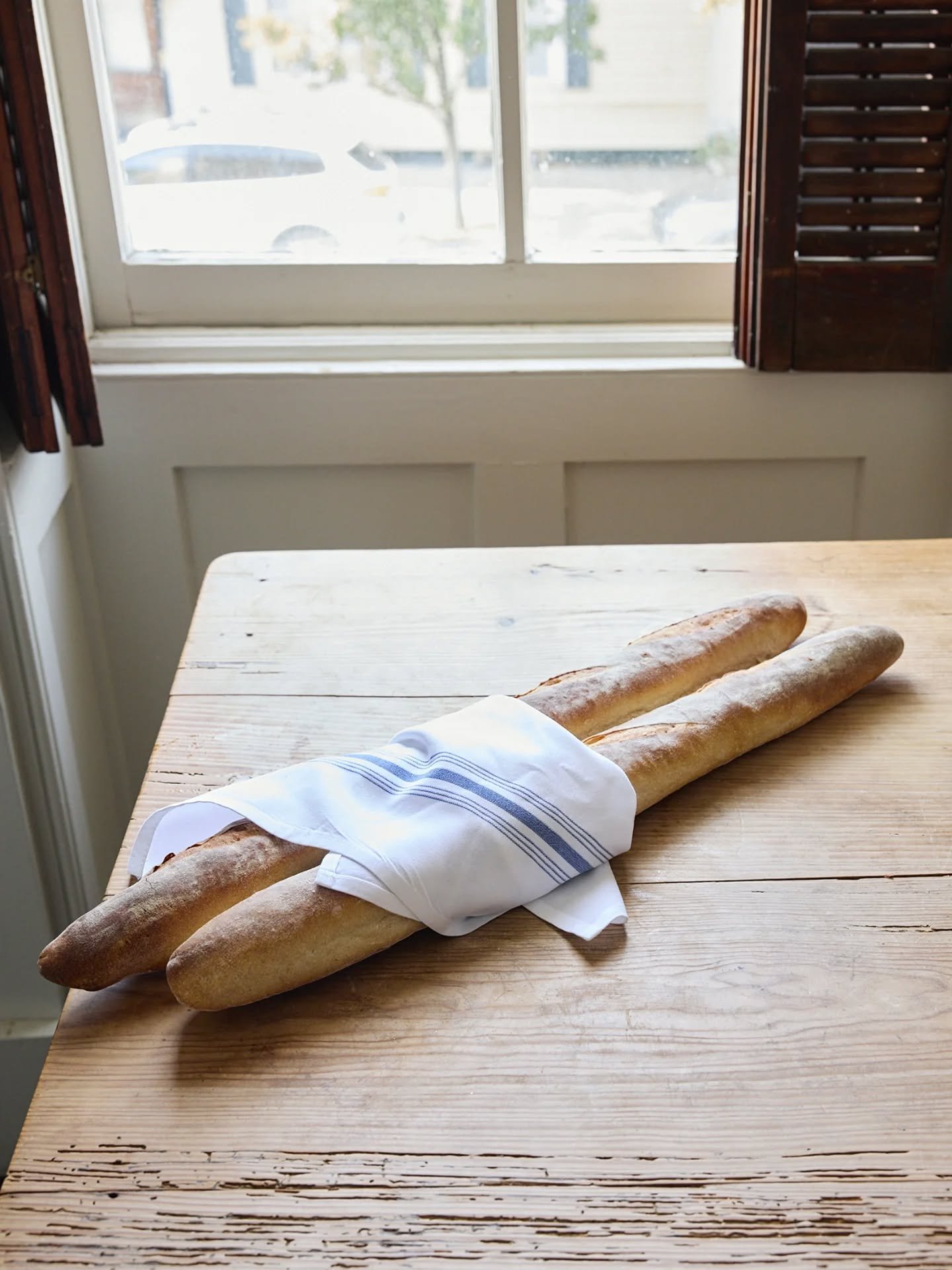 {des baguettes magnifiques!}

Le Perche's essence, on a table. 🥖🥖

#LePercheHudson  #hudsonvalley #hudsoneats  #warrenstreet #bakery #bakedfreshdaily #restaurant #frenchtwist #breakfast #brunch #lunch #foodie #foodies #foodiesofinstagram #bread #ba
