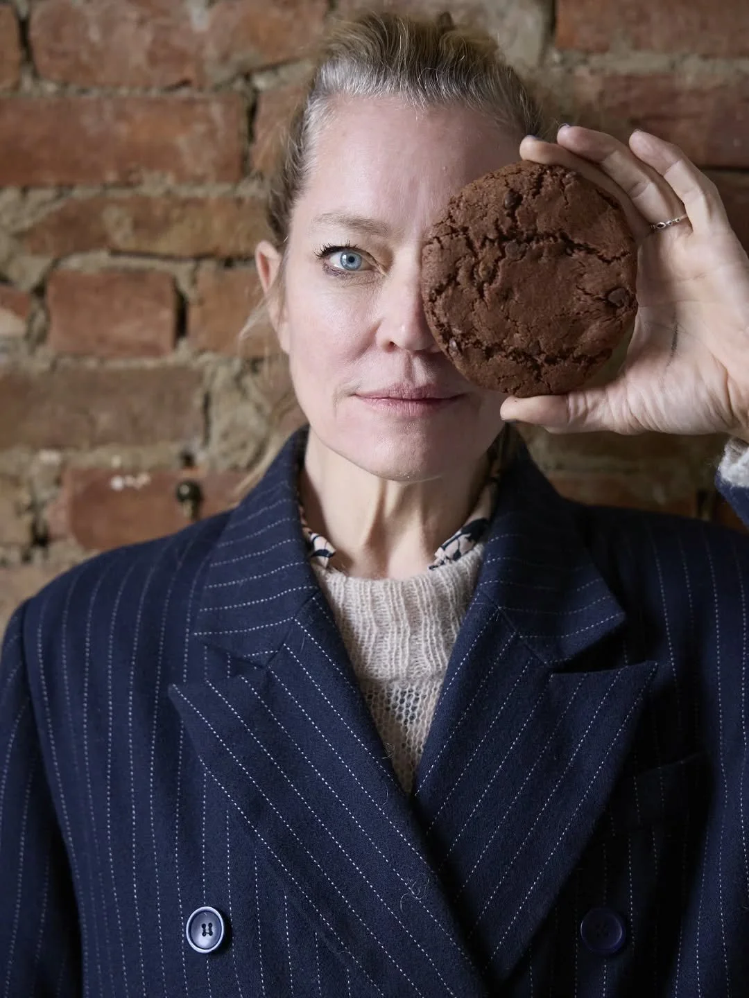Charlotta &amp; Double Chocolate Hazelnut Cookie
(even one of our favorite customers is getting into the game!)
.
.
#LaFamilleLePerche #Portraits #LePercheHudson #cookie #doublechocolate