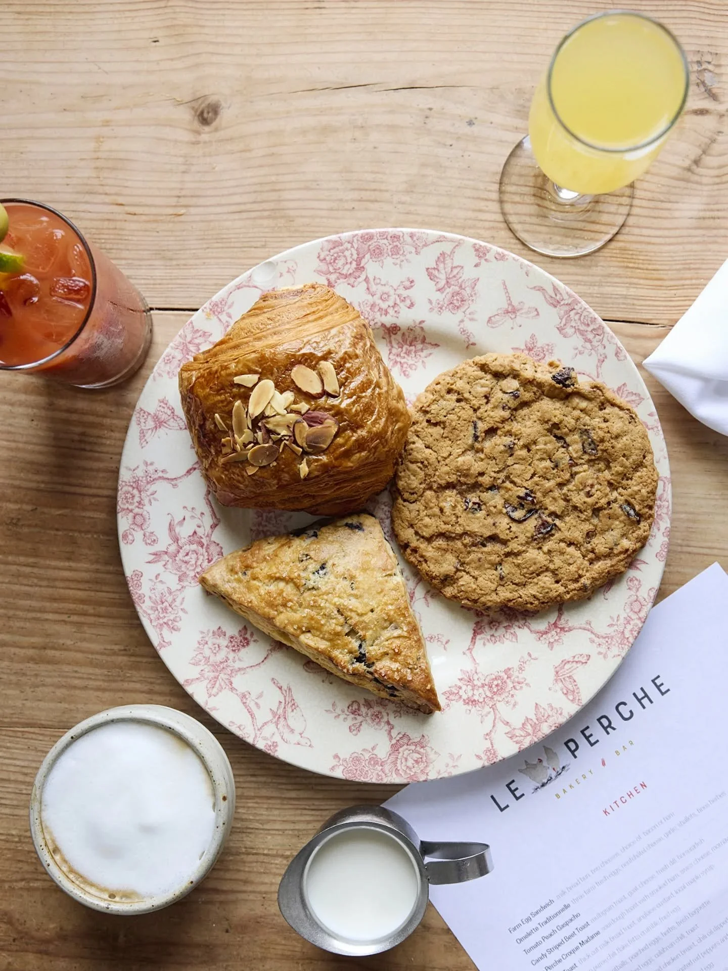 {le p&egrave;re No&euml;l a besoin de manger!}

Golden scones, chewy cookies (and a Bloody Mary 😉) &mdash; because even Santa deserves a Le Perche treat between chimney stops. ✨❄️&nbsp;&nbsp;
.
.
#LePercheHudson #bakery #restaurant #warrenstreet #hu