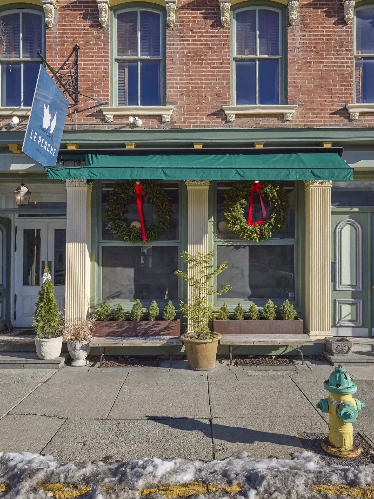 {ouvert jusqu'au 4 janvier!}

Come out of the cold and join us fireside! We are open this weekend and ALL of next week through January 4. 🥖🥐☕
.
.
#LePercheHudson #hudsonny #bakery #restaurant #bakedfreshdaily