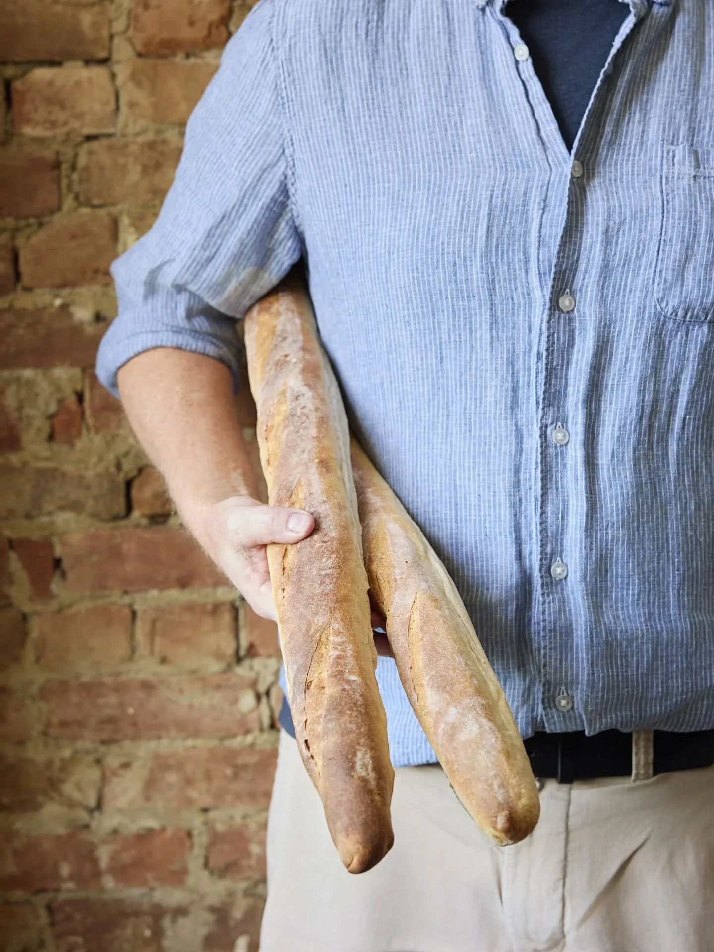 {la baguette, c'est la France!}

 Le Perche baguette (or two) under the arm: nothing more iconic than this! 🥖
.
.
#LePercheHudson #bakery #restaurant