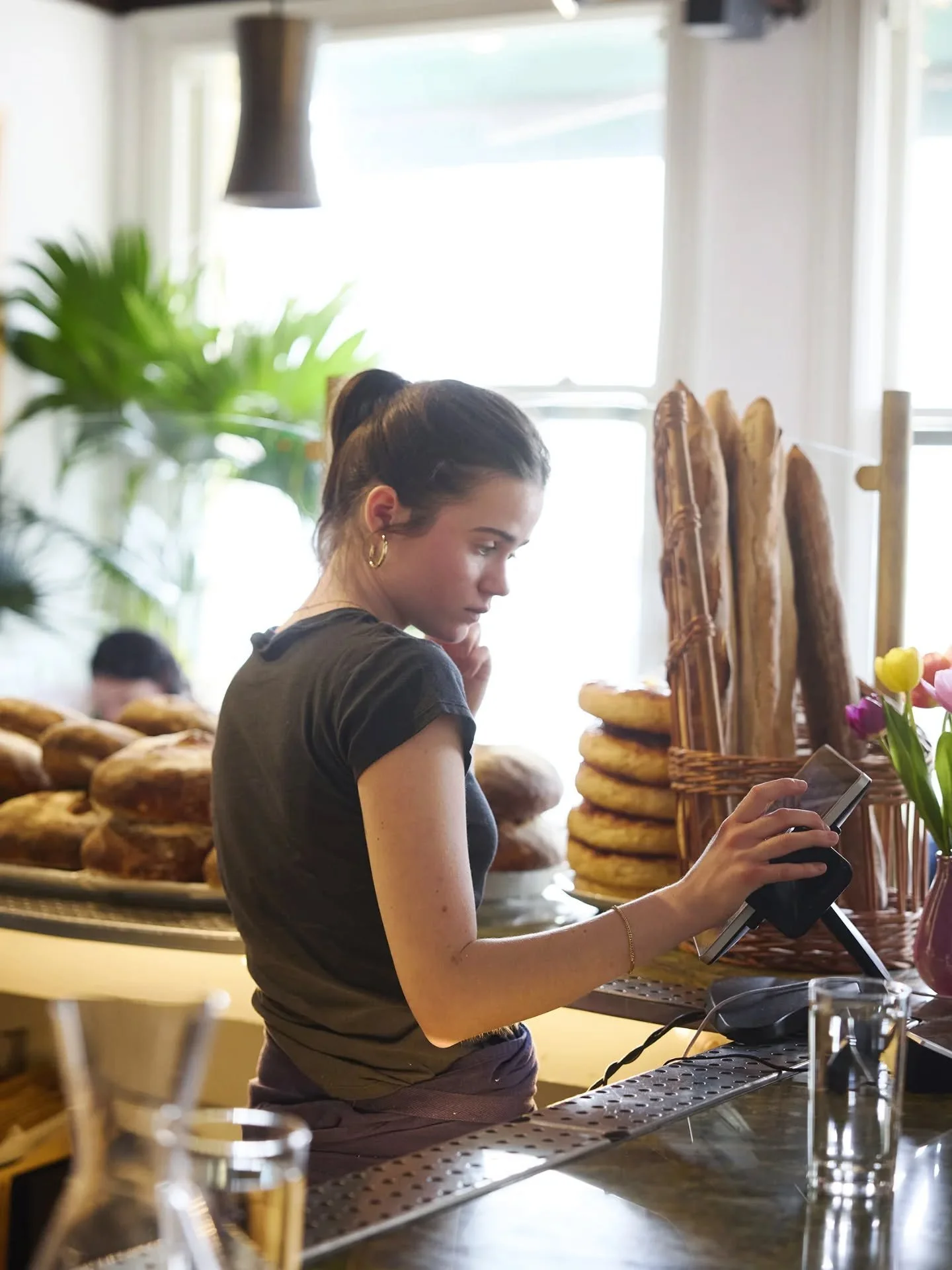 {nous prenons toutes les baguettes, s'il vous pla&icirc;t !}

We'll take ALL the baguettes, please! 😋
.
.
#LePercheHudson #leperchebaguette #bakery #restaurant
