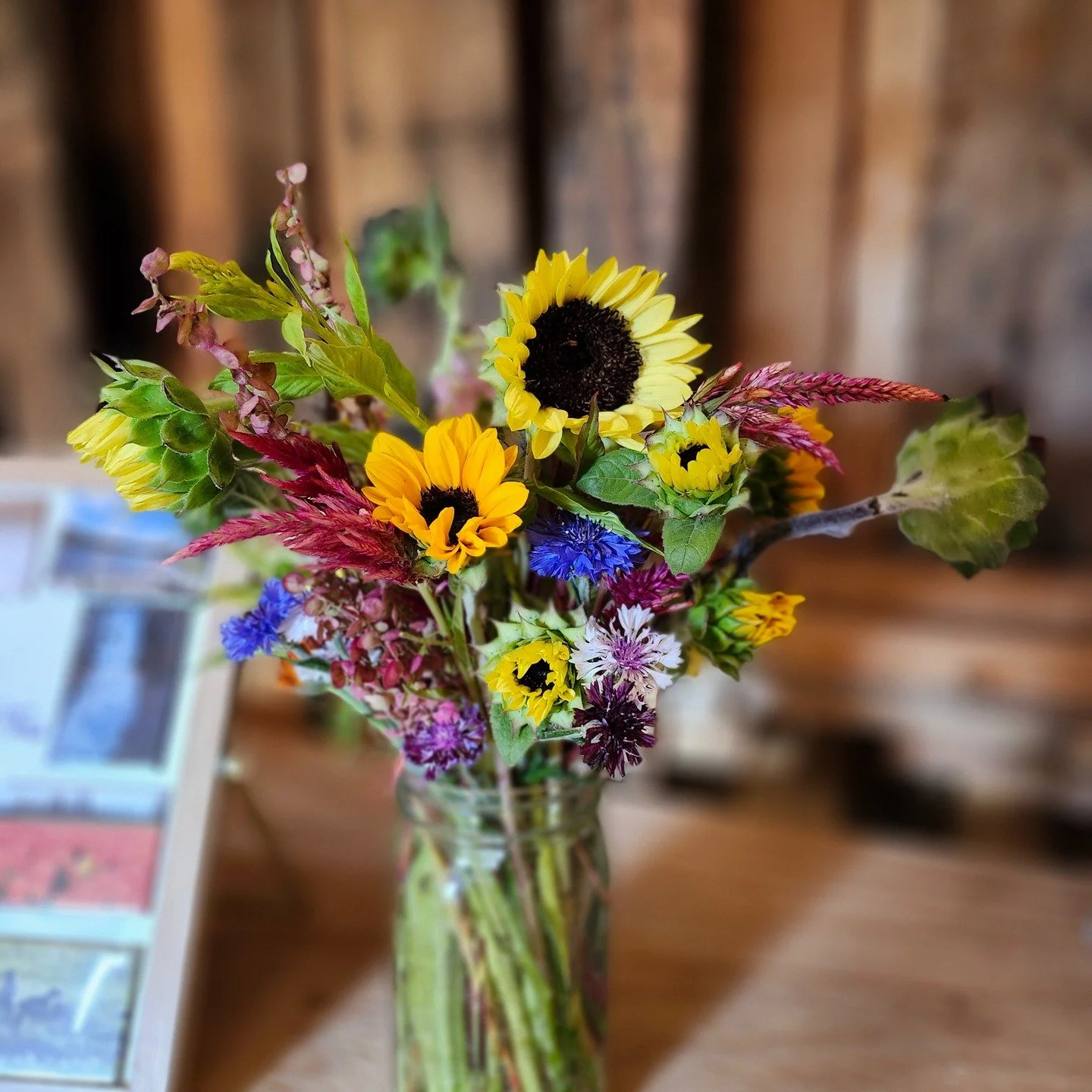 We have flowers back in the Farmstand! Now that the temps are lower today.
We have a few larger mason jar arrangements in the farmstand today!
#freshflowers #farmfresh #flowers #masonjarbouquets #mcleantoinspireflowerfarm #mcleantoinspirellc #mcle