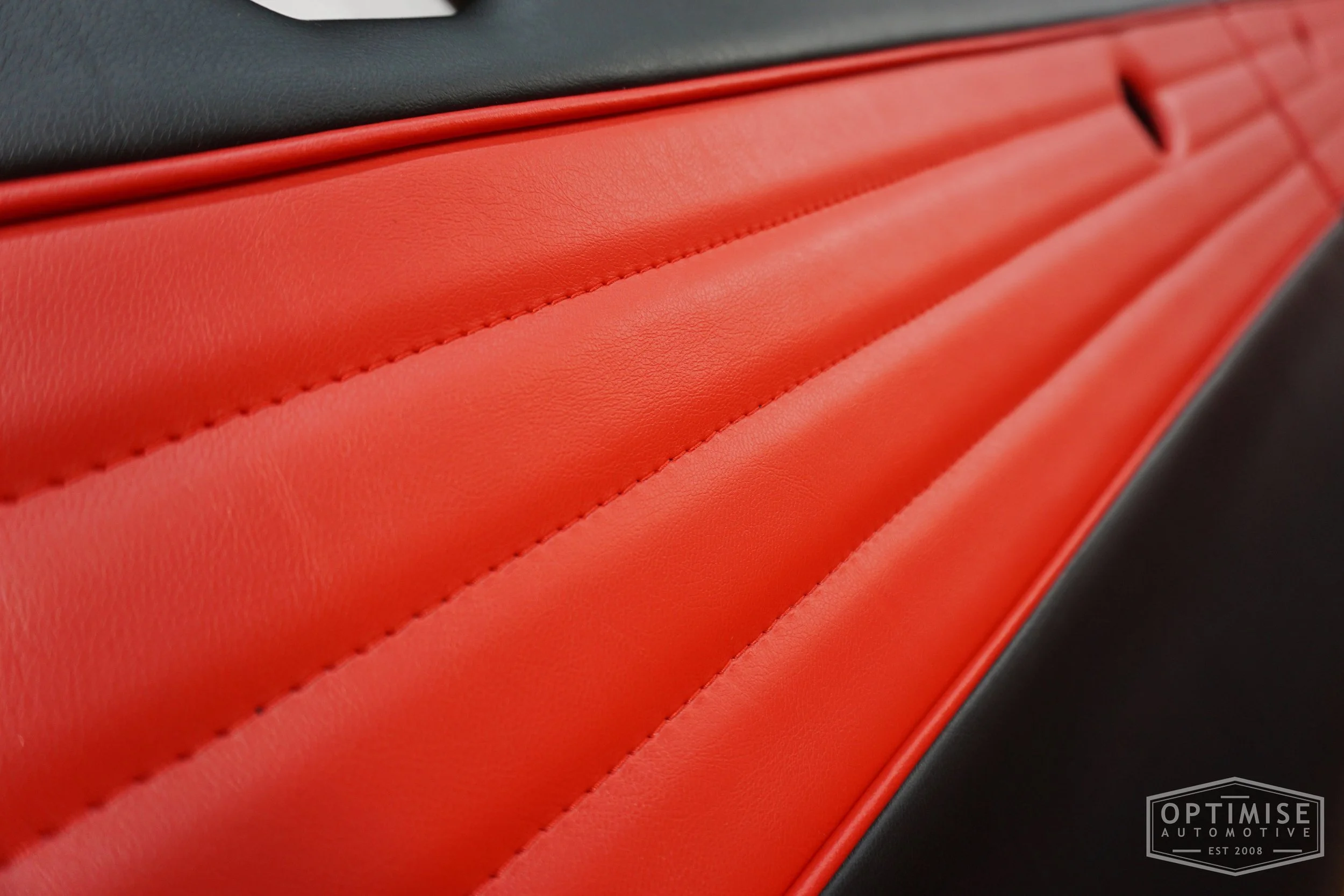 Classic Mini Wide-Stripe Fluted door cards, trimmed in black and red vinyl leatherette with red piping & stitching.