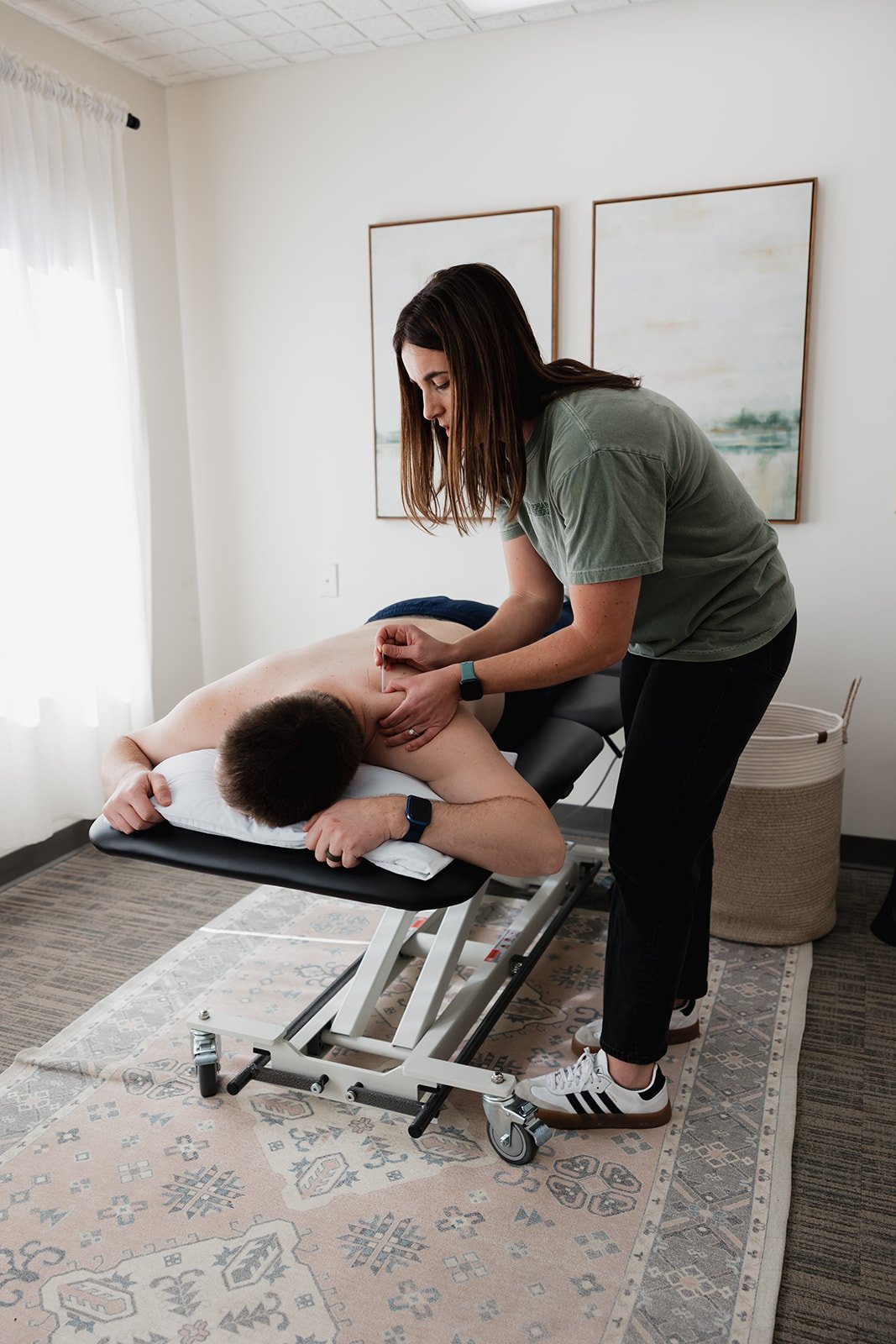 Physical therapist dry needling patient in the shoulder in Columbia, MO
