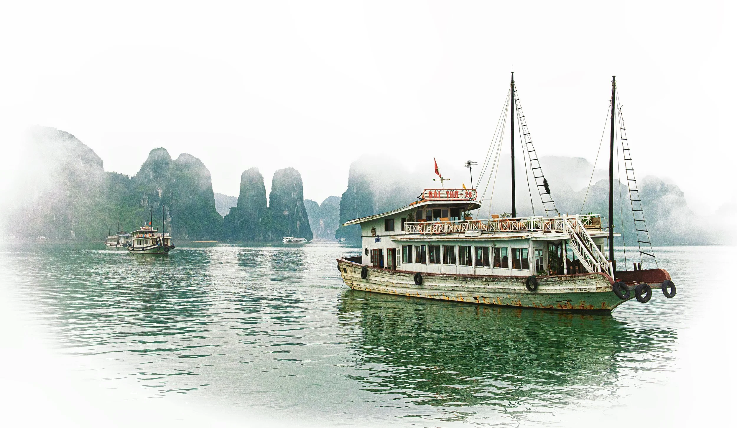 Nebelstimmung in der Halong-Bucht in Nordvietnam, in der Nähe von Hanoi.