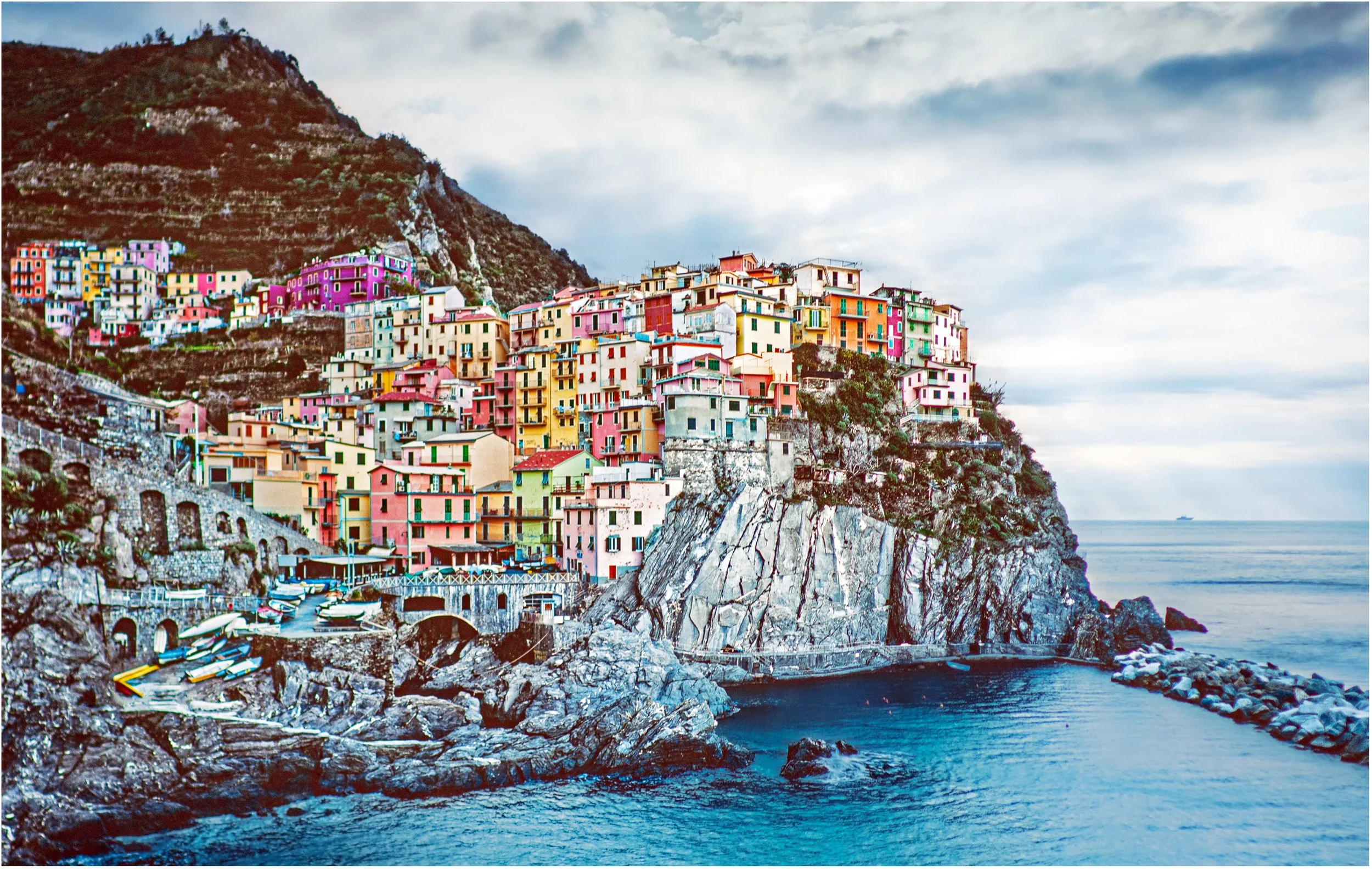 Eine Aufnahme in Cinque Terre in Italien bei interessantem Licht und Wolkenstimmung.