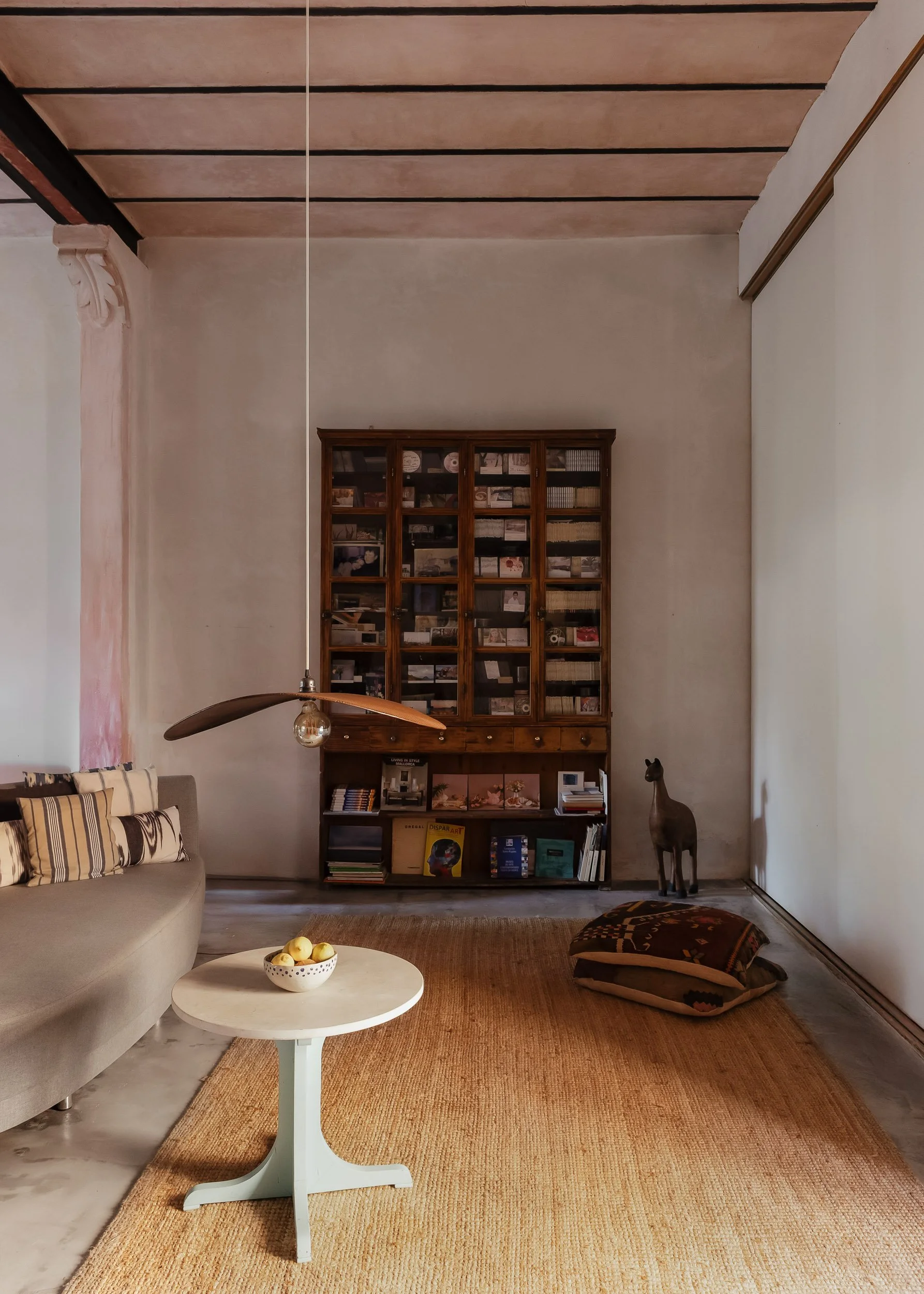 Relaxed seating area with organic materials and shelving