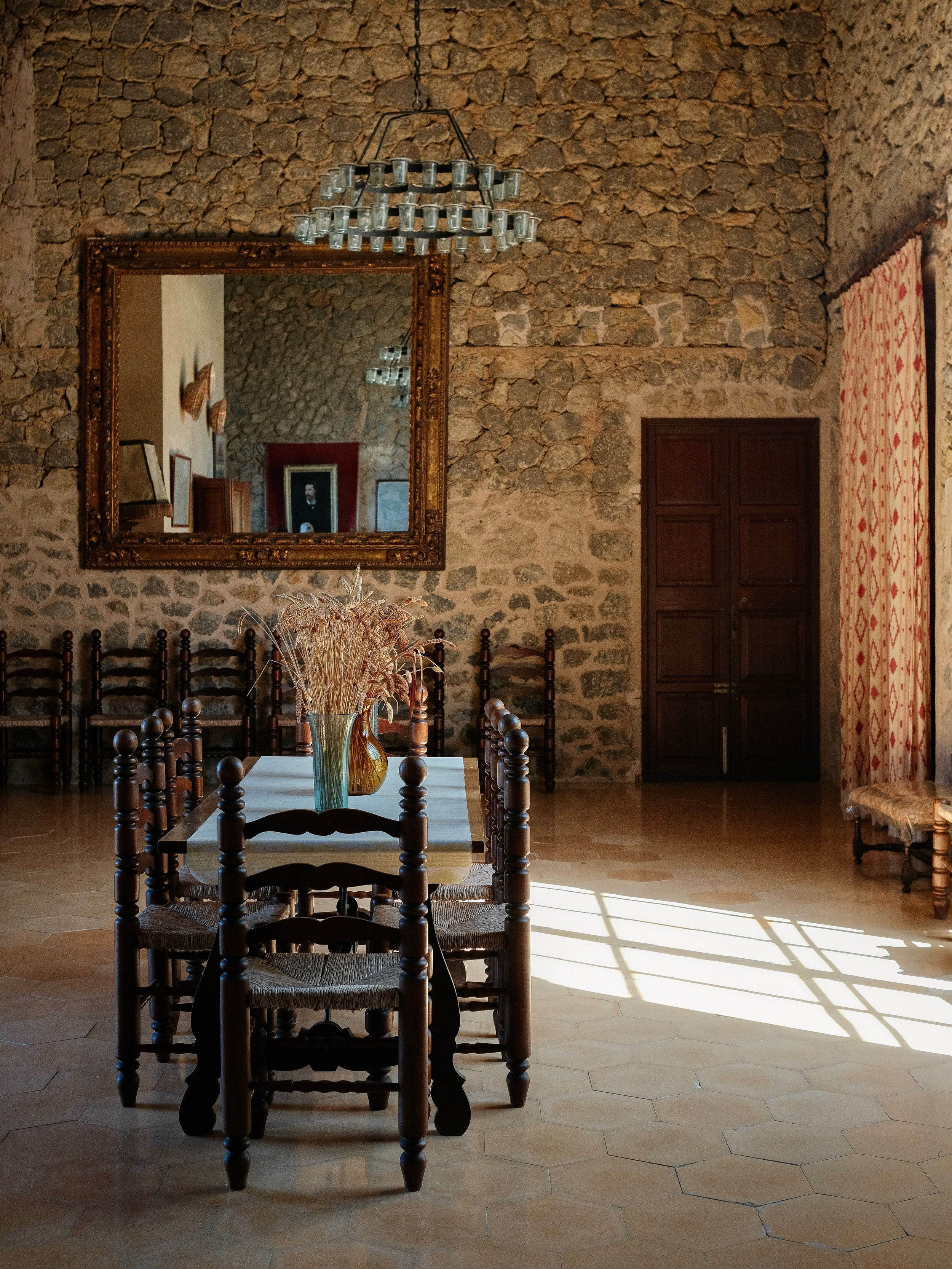 This location 🤎 Loving the contrast between the heavy stone walls, the geometric tiled floor and this beautiful chandelier. Traditional elements can feel incredibly timeless when the natural light hits just right ✨