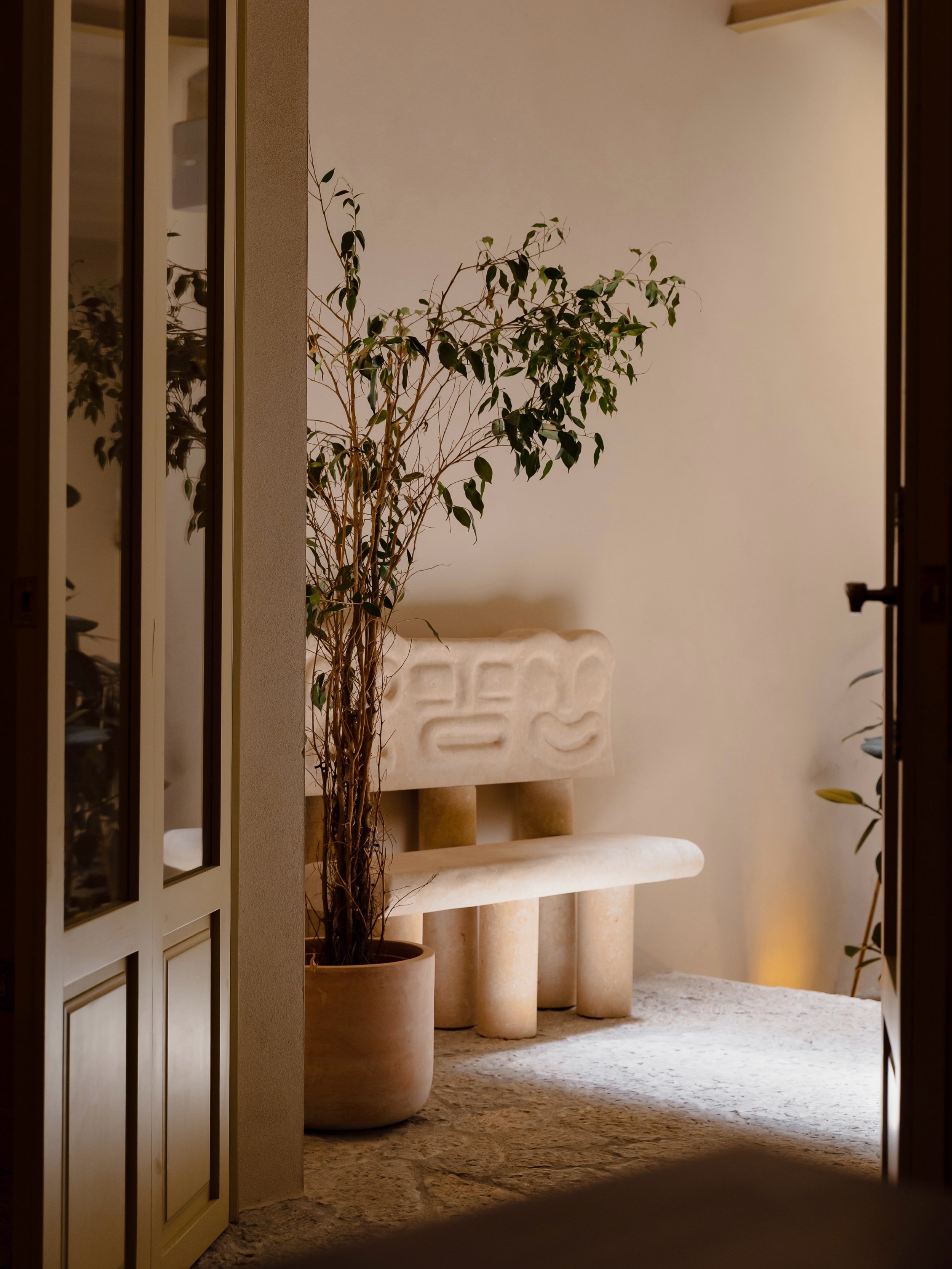 Visual notes from my recent collaboration with @aethosclubpalma in Palma. What an incredible team 🫶🏻

Highlighting the details, materials, light and atmosphere that give this space so much character.

~

#interiorphotography #mallorca #interiordesi