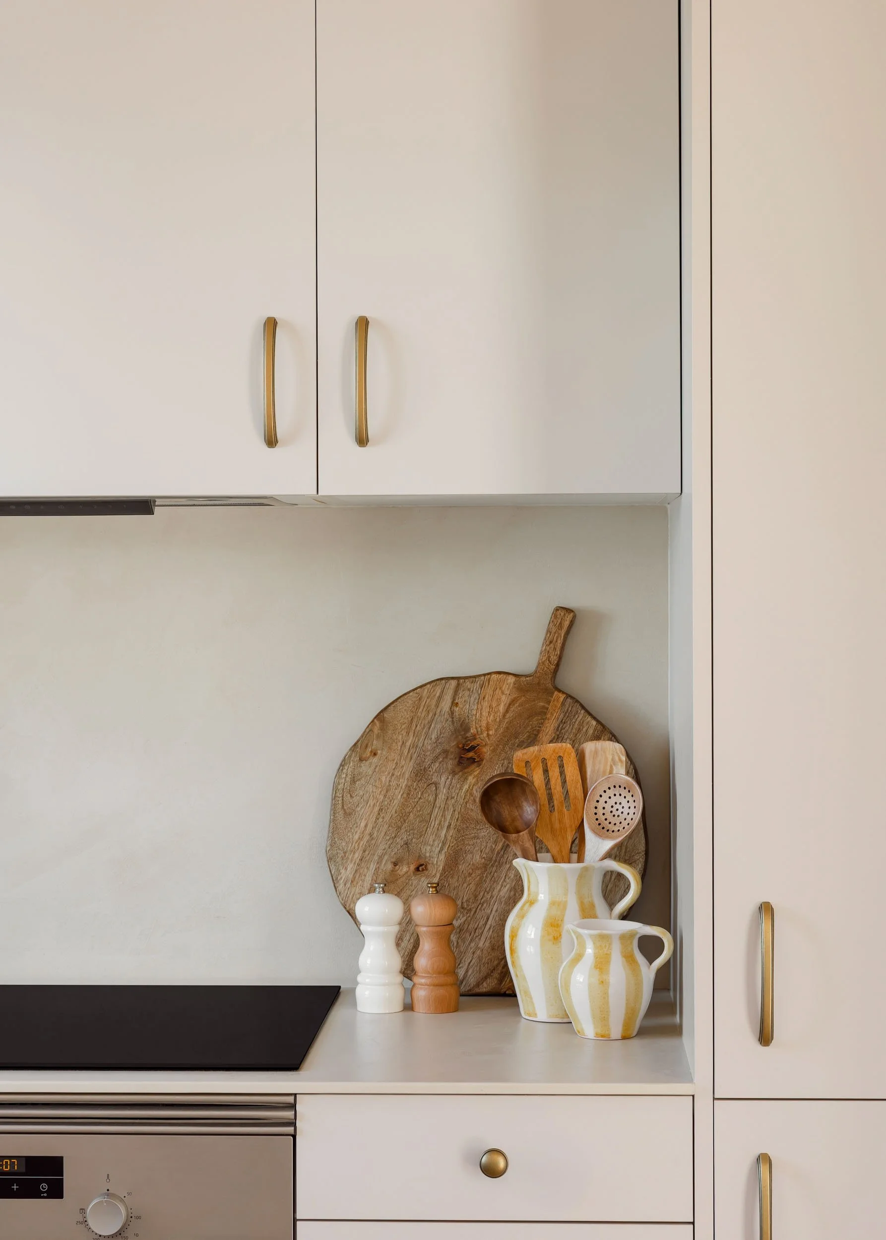 Kitchen shelving with ceramic details and neutral finishes