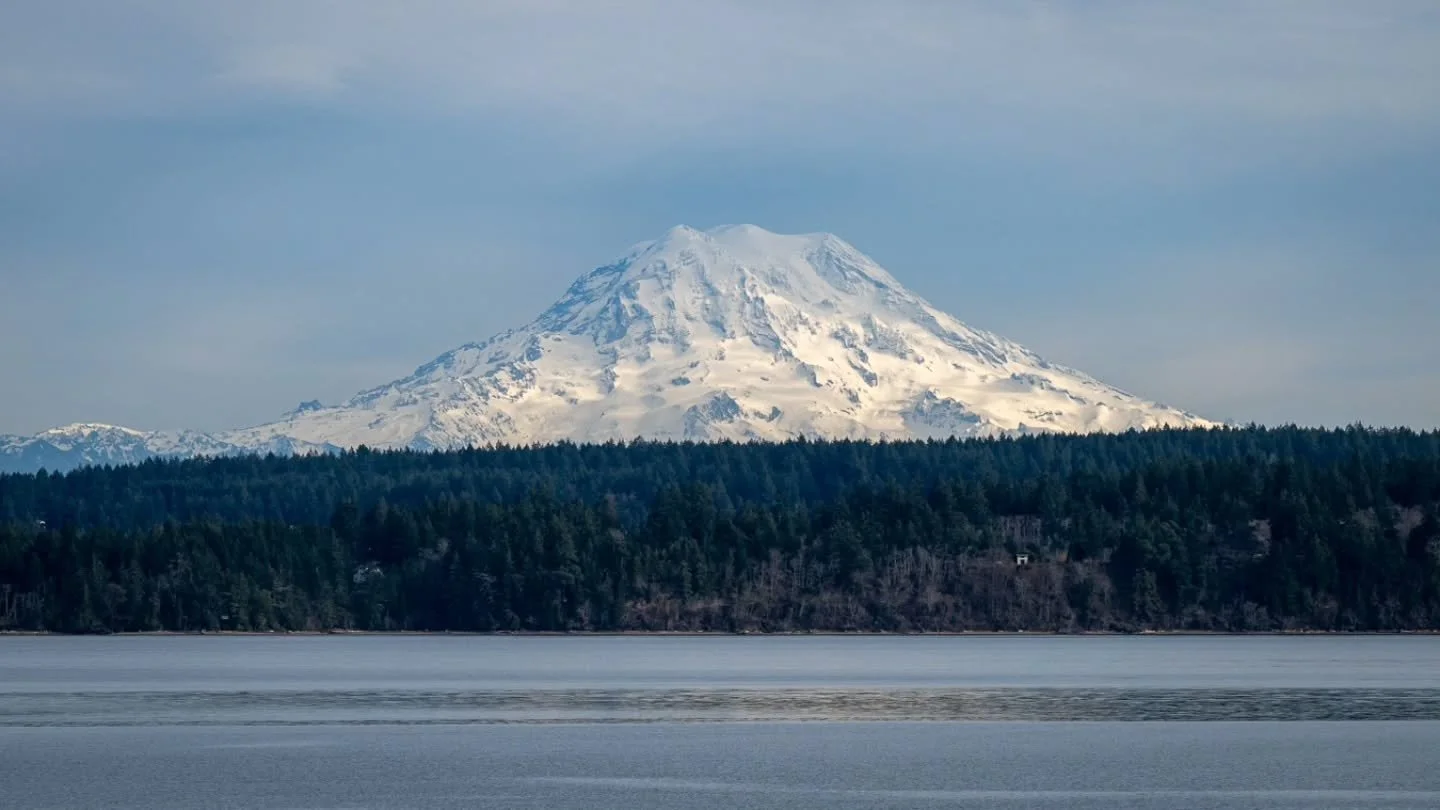 Late afternoon gray+blue vibes on the Puget Sound. ⛰️