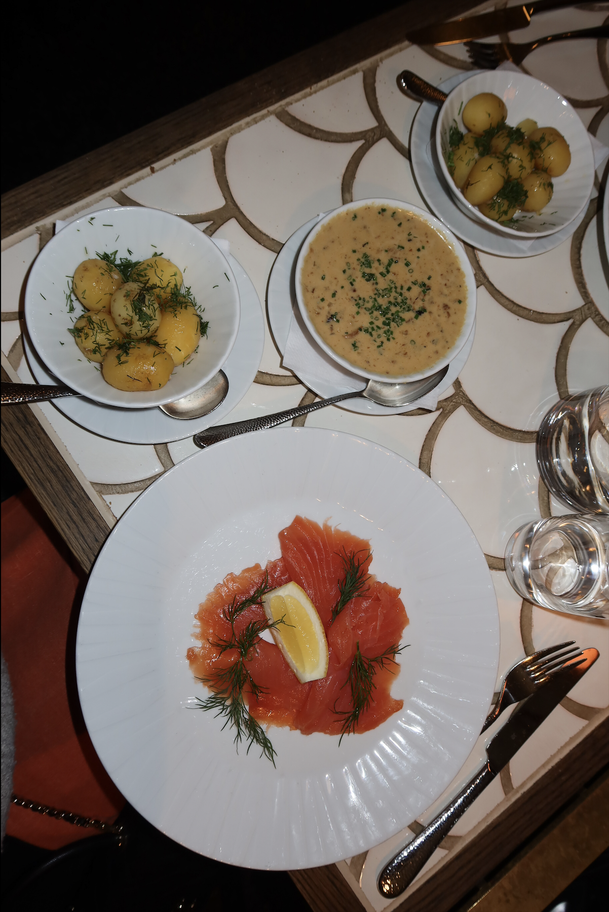 Si vas a Lisa Elmqvist, pide el salmón con la salsa de hongos.