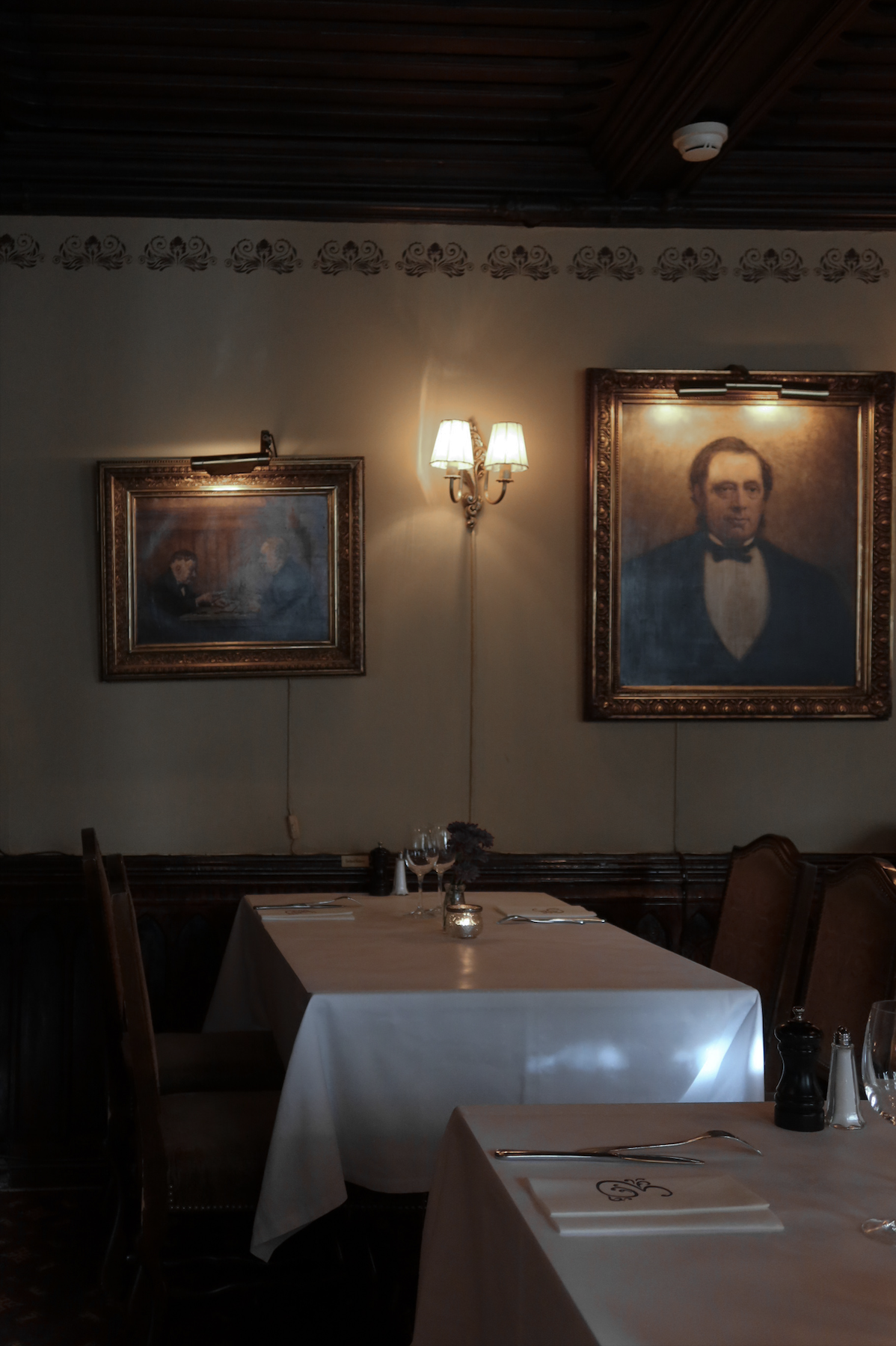 Engebret Cafe para los libros de historia. 