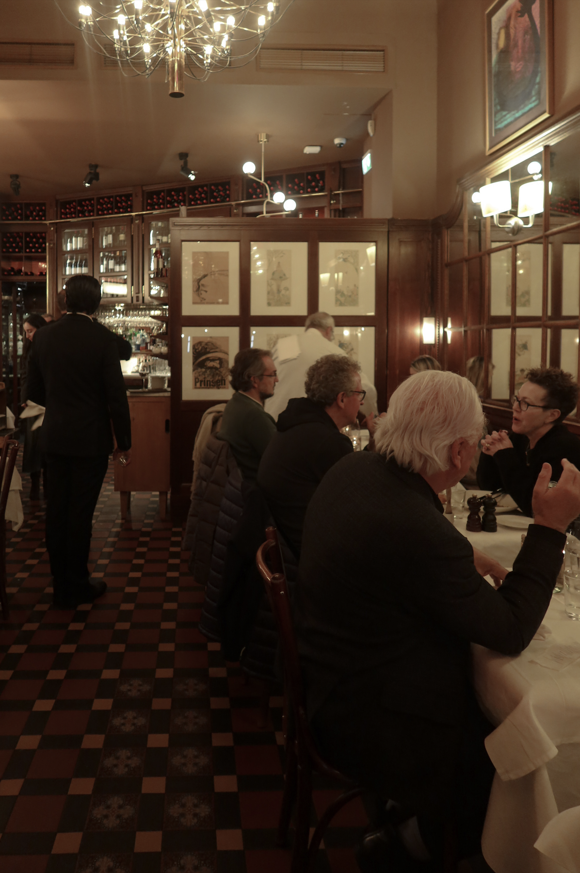 Prinsen para comer platillos típicos suecos. 