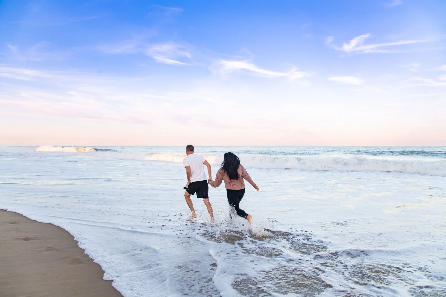 Fun and relaxed couples and engagement photography sessions on the beach in Ocean City, MD by Rayne Photography
