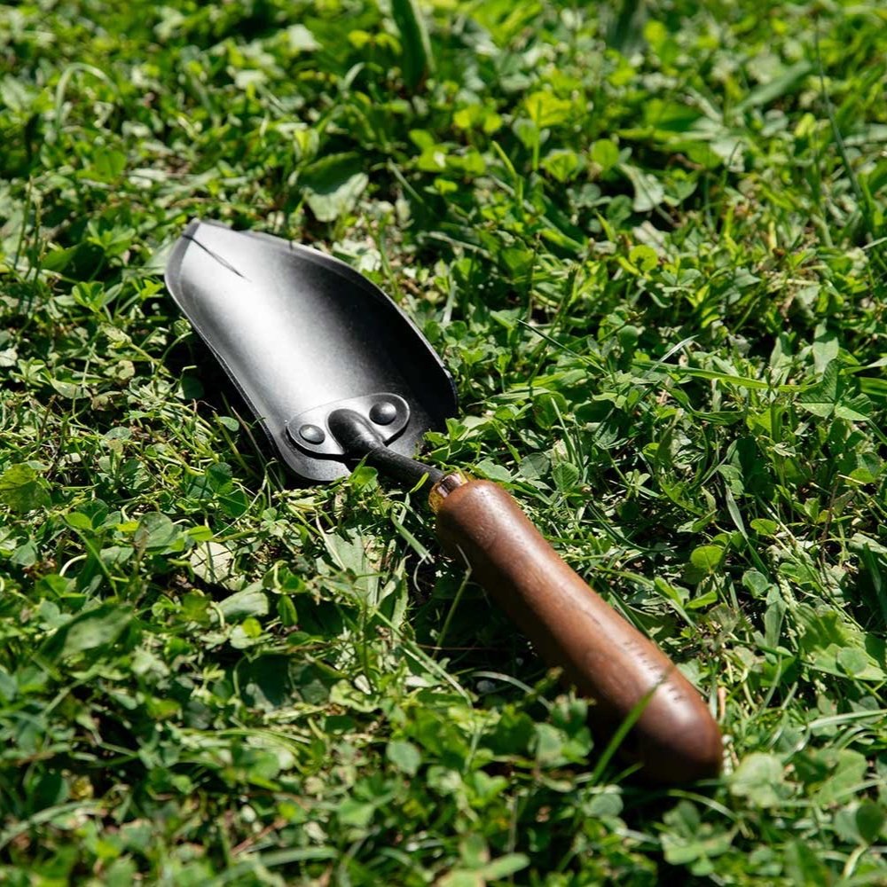 Barebones-Spade-Hand-Trowel-Grass-2-Small.jpg