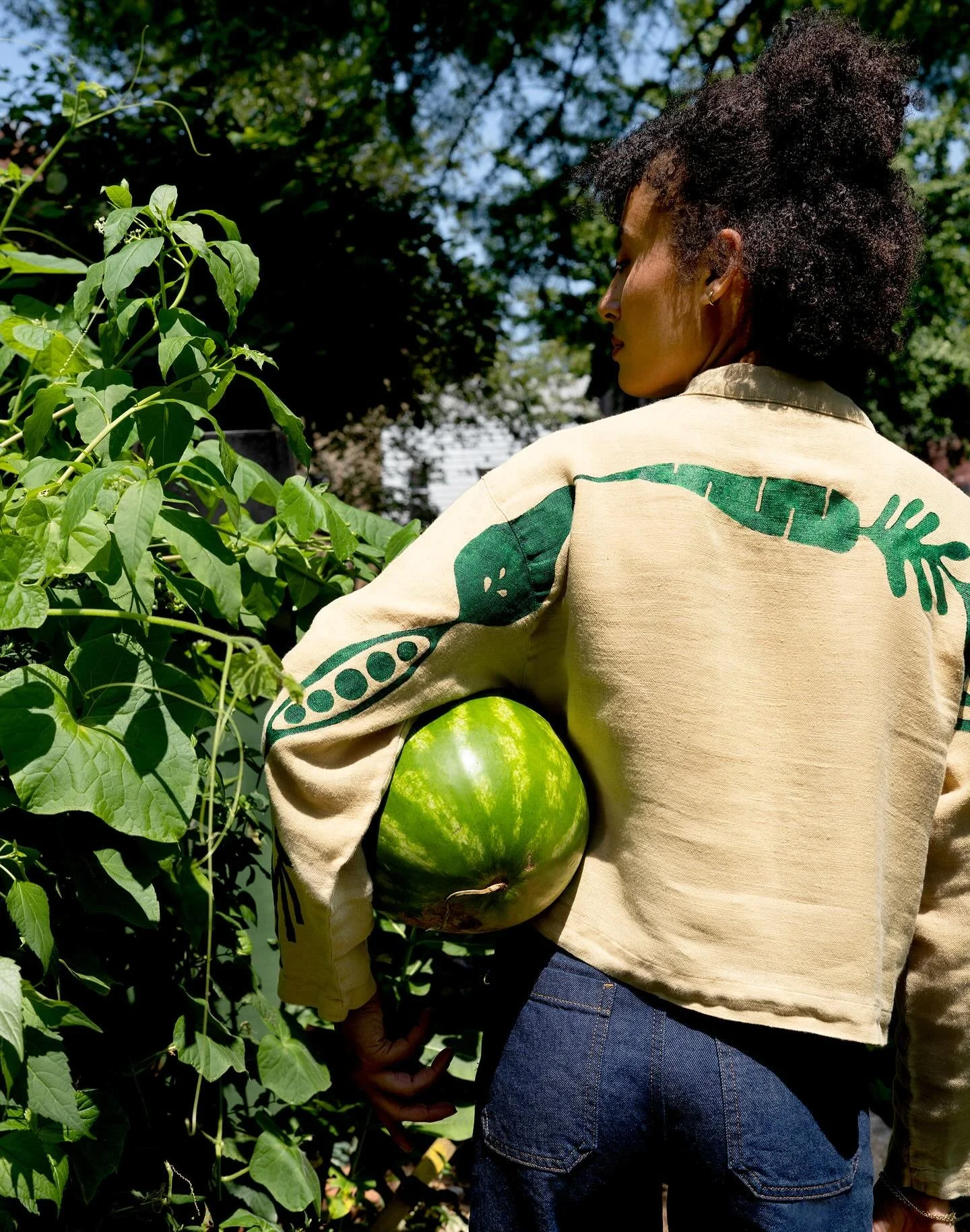 The Vining Veggies Blouse 🌱
A classic vintage linen blouse reimagined with hand-painted vining veggies in rich garden green. The clean, cropped silhouette is elevated with a playful botanical motif, making it just as perfect for harvesting a snack