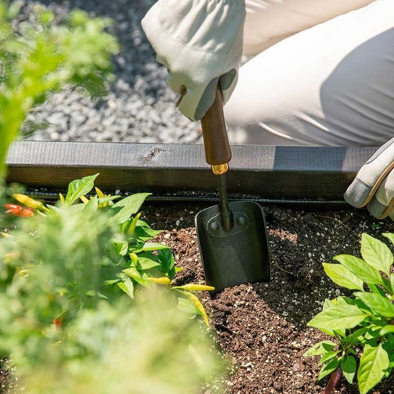 Barebones-Spade-Hand-Trowel-Grass-4-Small.jpg