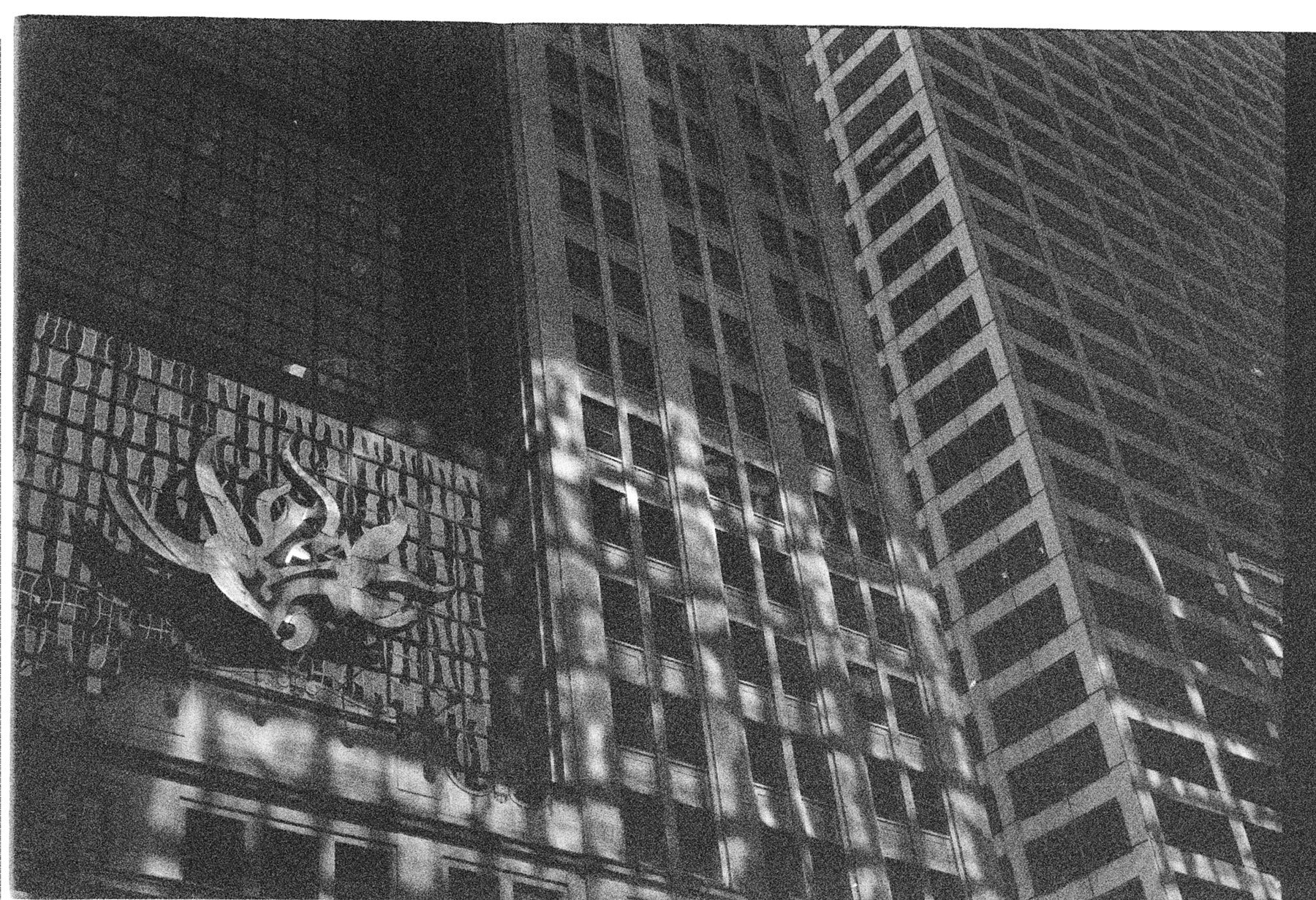 ennis 35mm film photography -chicago street ilford black and white-02.jpg
