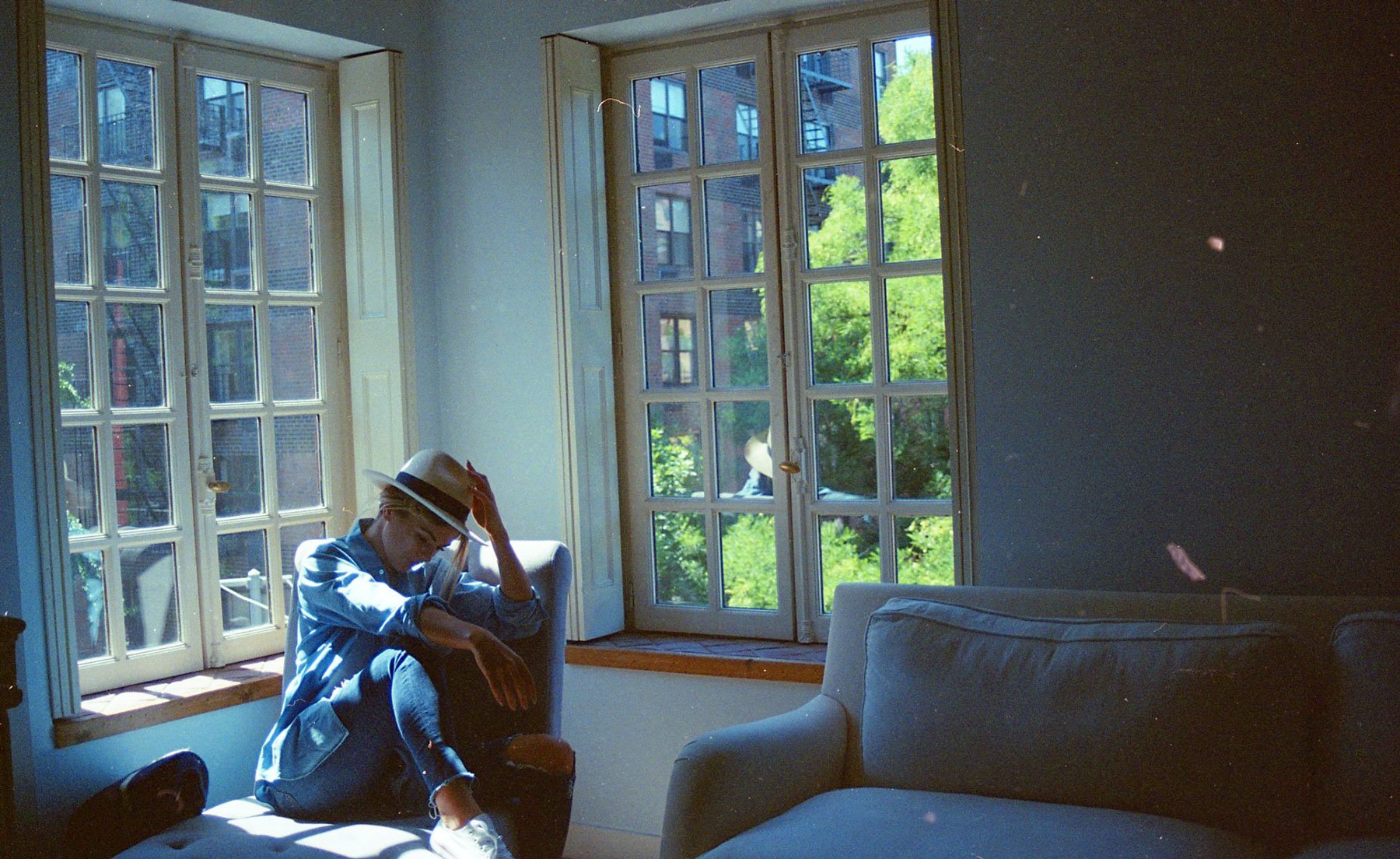 ennis 35mm film photography -serinda swan new york fashion apartment photoshoot-09.jpg