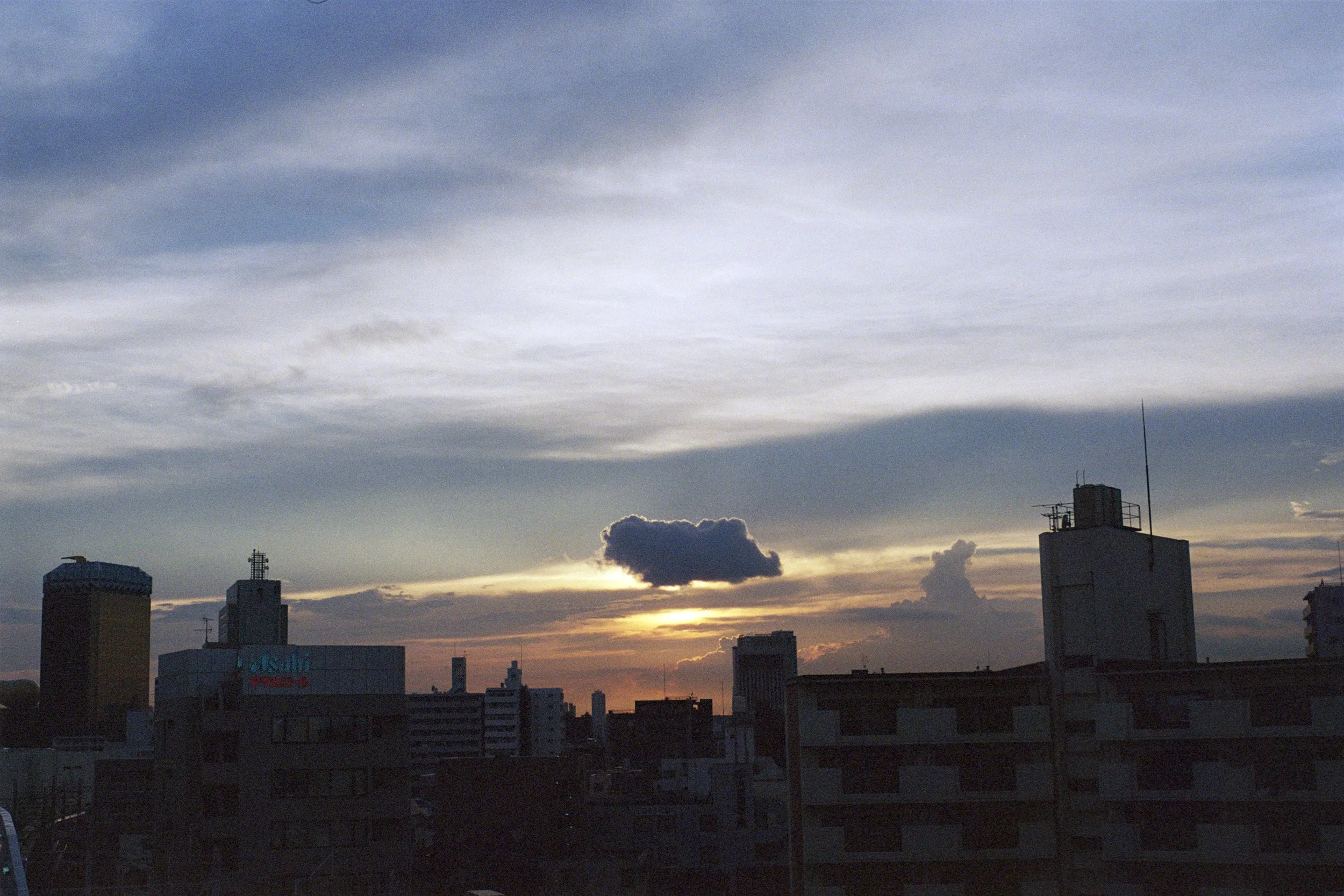 little cloud in sky * sunset * ennis 35mm film photography japan street 2012