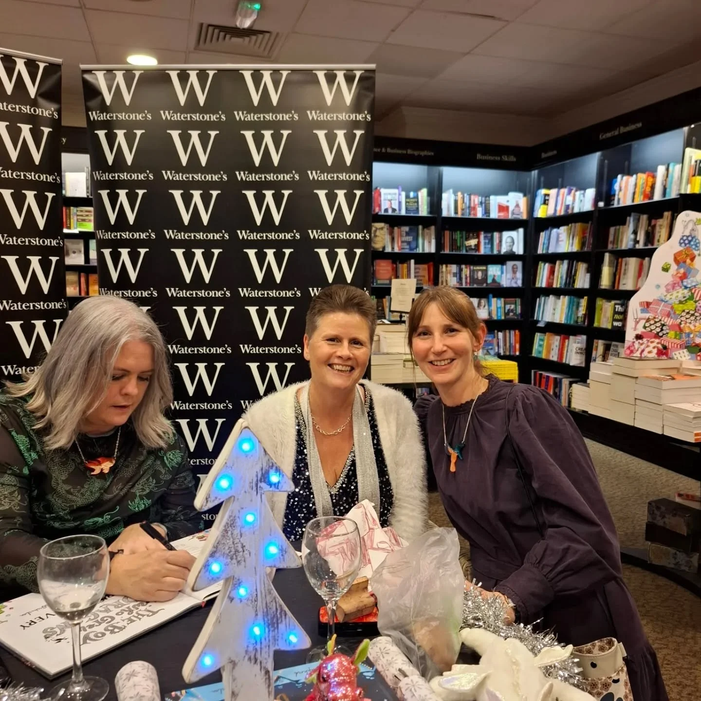 Celebrating the brilliant new picture book #AChristmasDelivery by Andy Shepherd, author of the  BEST SELLING #TheBoyWhoGrewDragons.
Illustrated gorgeously by Sarah Warburton. 

The perfect Christmassy hit for story lovers of all ages. 

OUT NOW!! 
@a