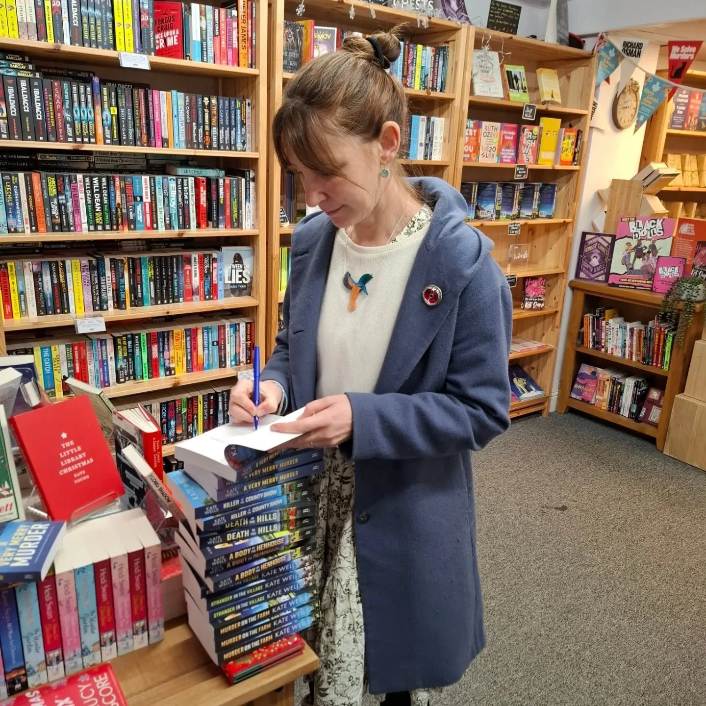 The wonderful @fourbearsbooks is currently running a #MalvernFarm offer - any 2 #paperbacks in the series for &pound;15.
I have just been in and signed a bundle so if you are after a #ChristmasGiftIdea then HELLO!! 👋
If you are near Caversham then d